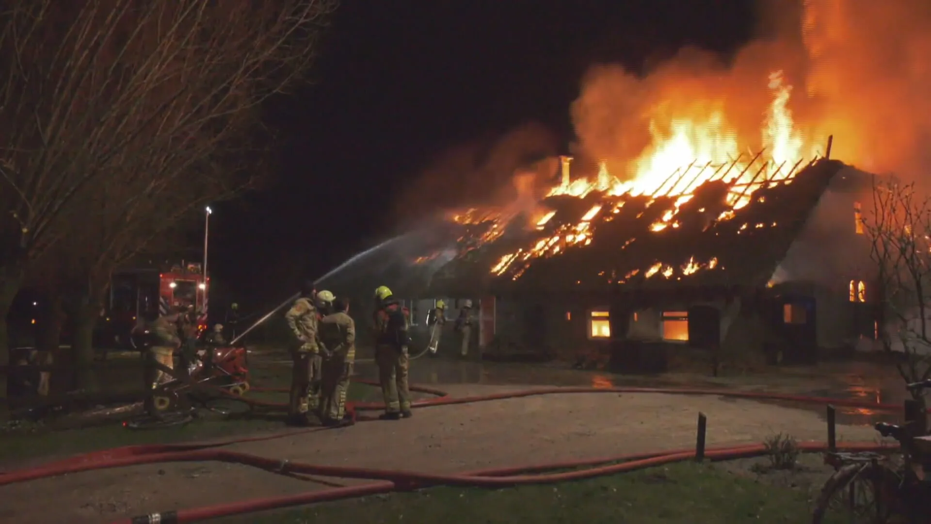 Puttense woning met rieten dak brandt af, hondje gered