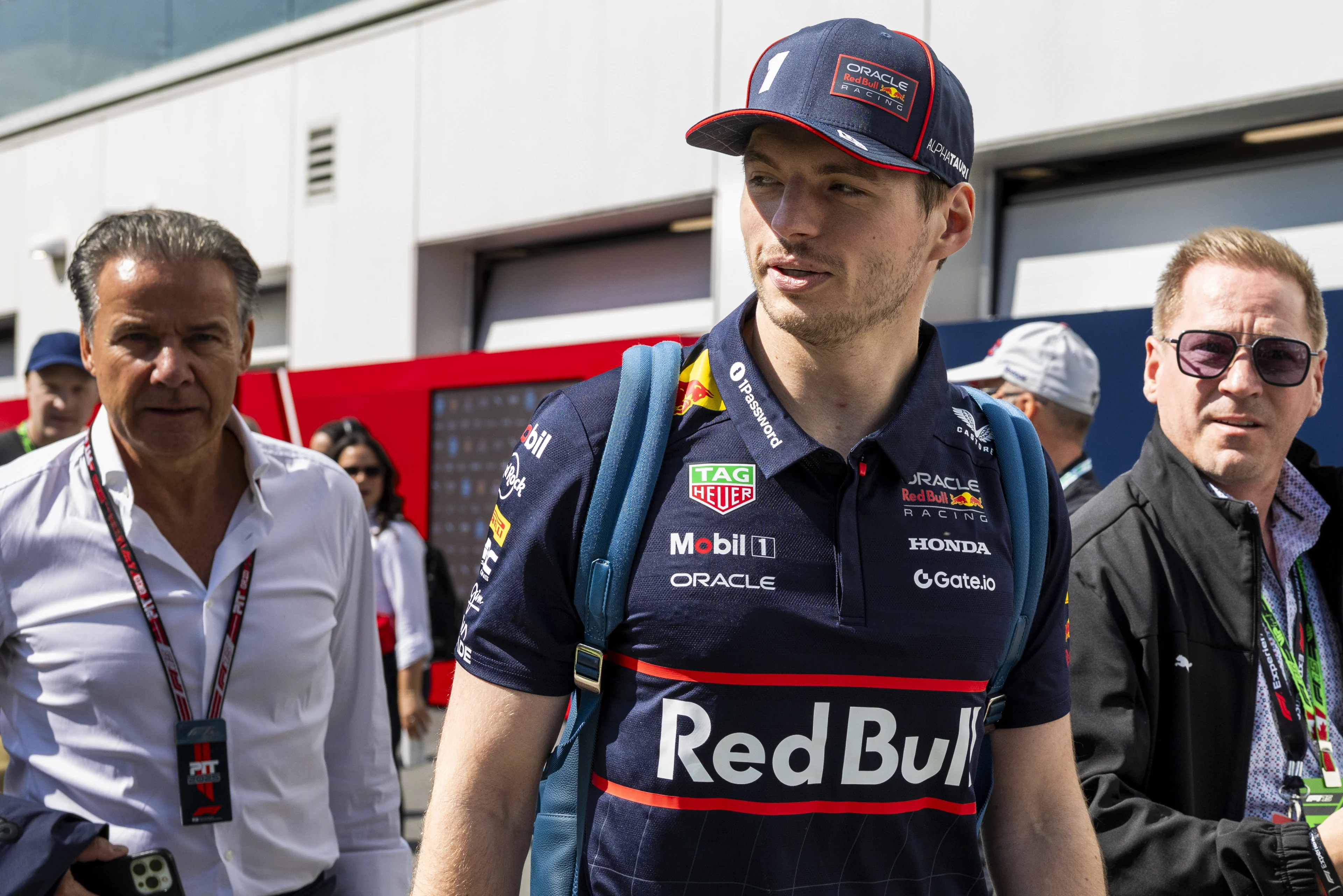 Terwijl wij storm en regen krijgen moet Max Verstappen een koelvest dragen vanwege de hitte