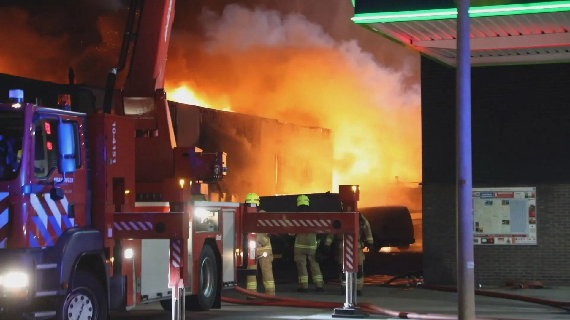 Brandweer geeft sein brand meester bij grote brand bedrijventerrein Alkmaar