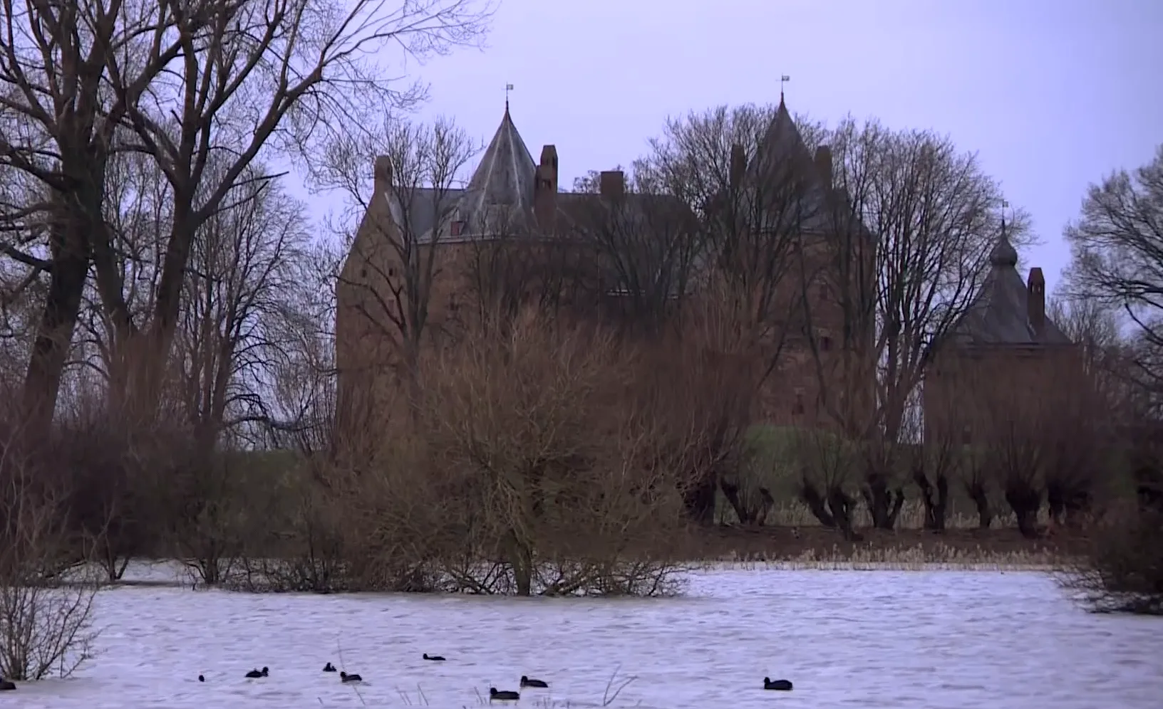 Slot op slot: Loevestein niet bereikbaar door hoogwater