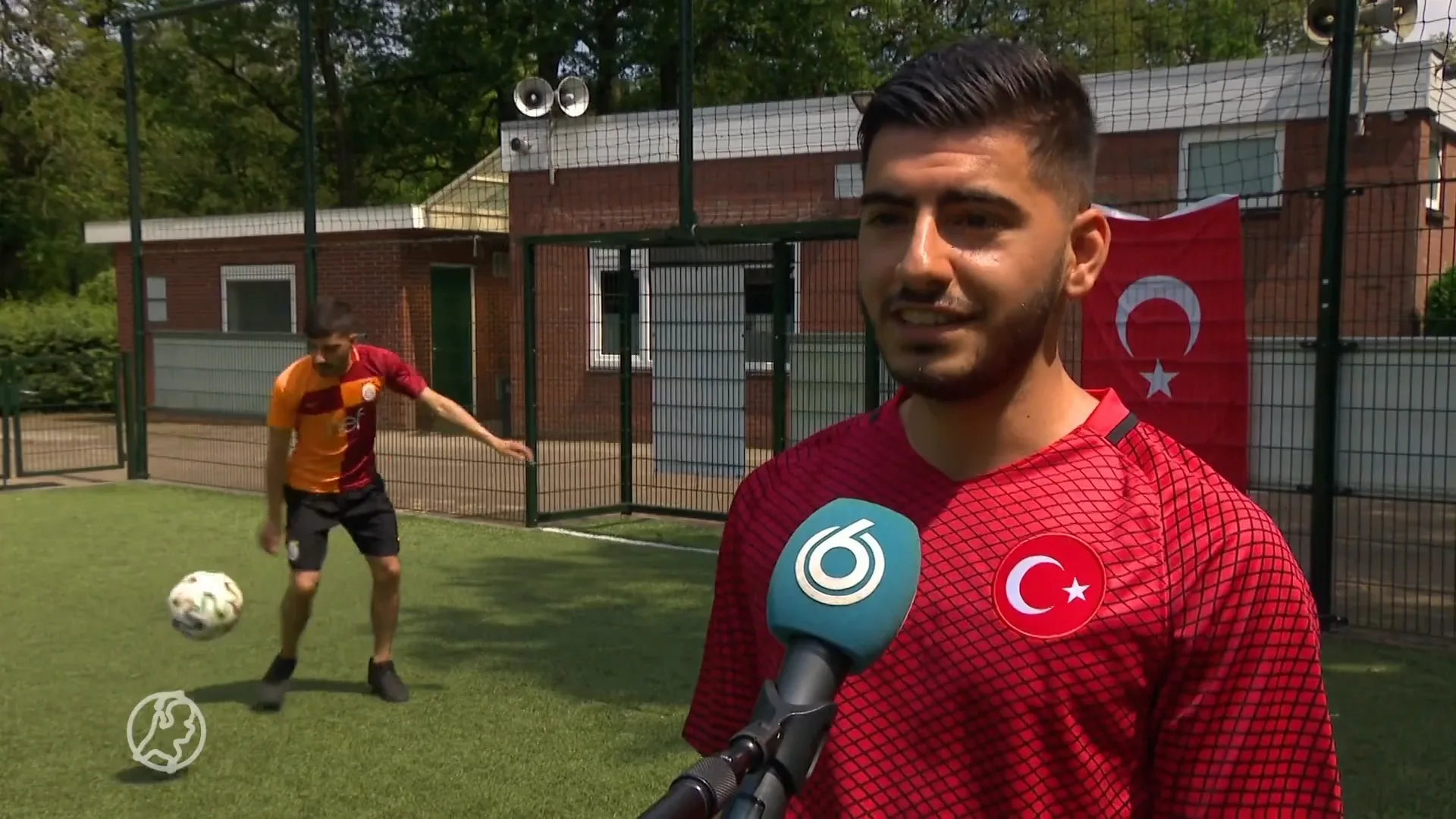 Turkse voetbalfans in Haaksbergen tellen af tot EK-aftrap: 'We gaan winnen'