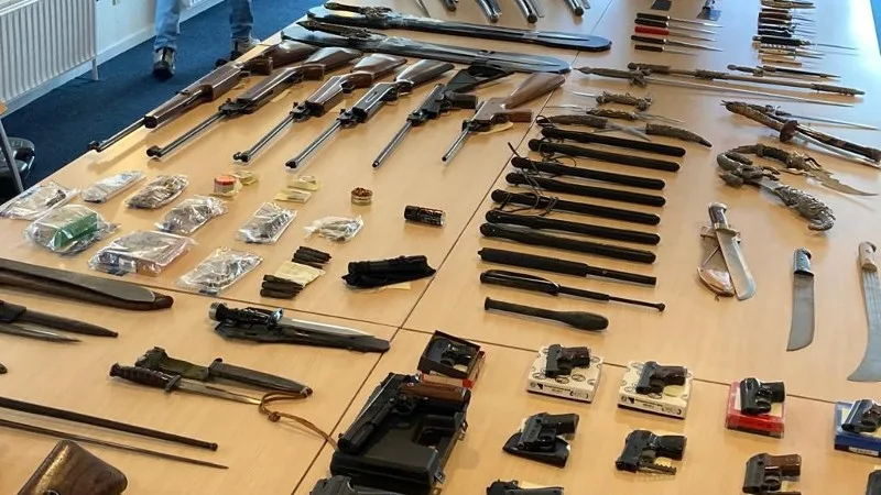 Van mitrailleurs tot kapmessen: mensen leveren 120 wapens in bij politie Den Bosch