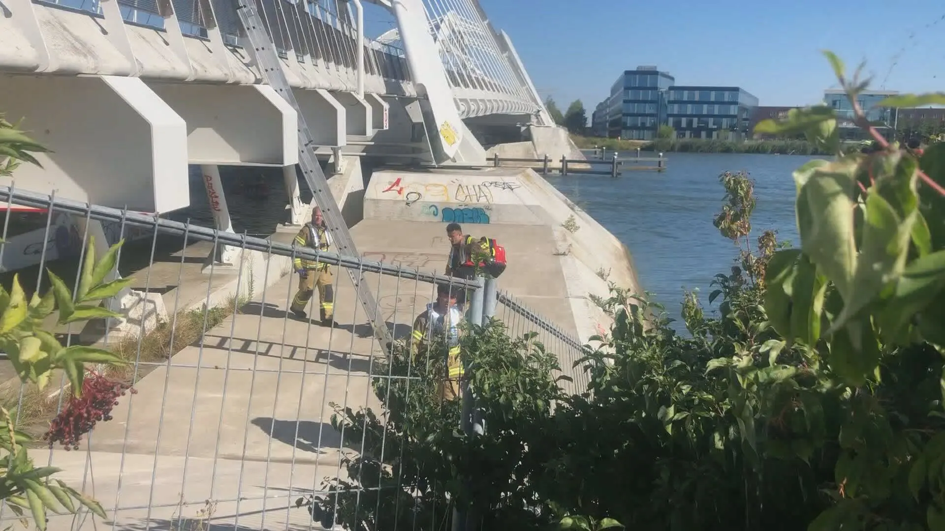 Zes mensen op boot gewond door aanvaring met brugpijler IJburg