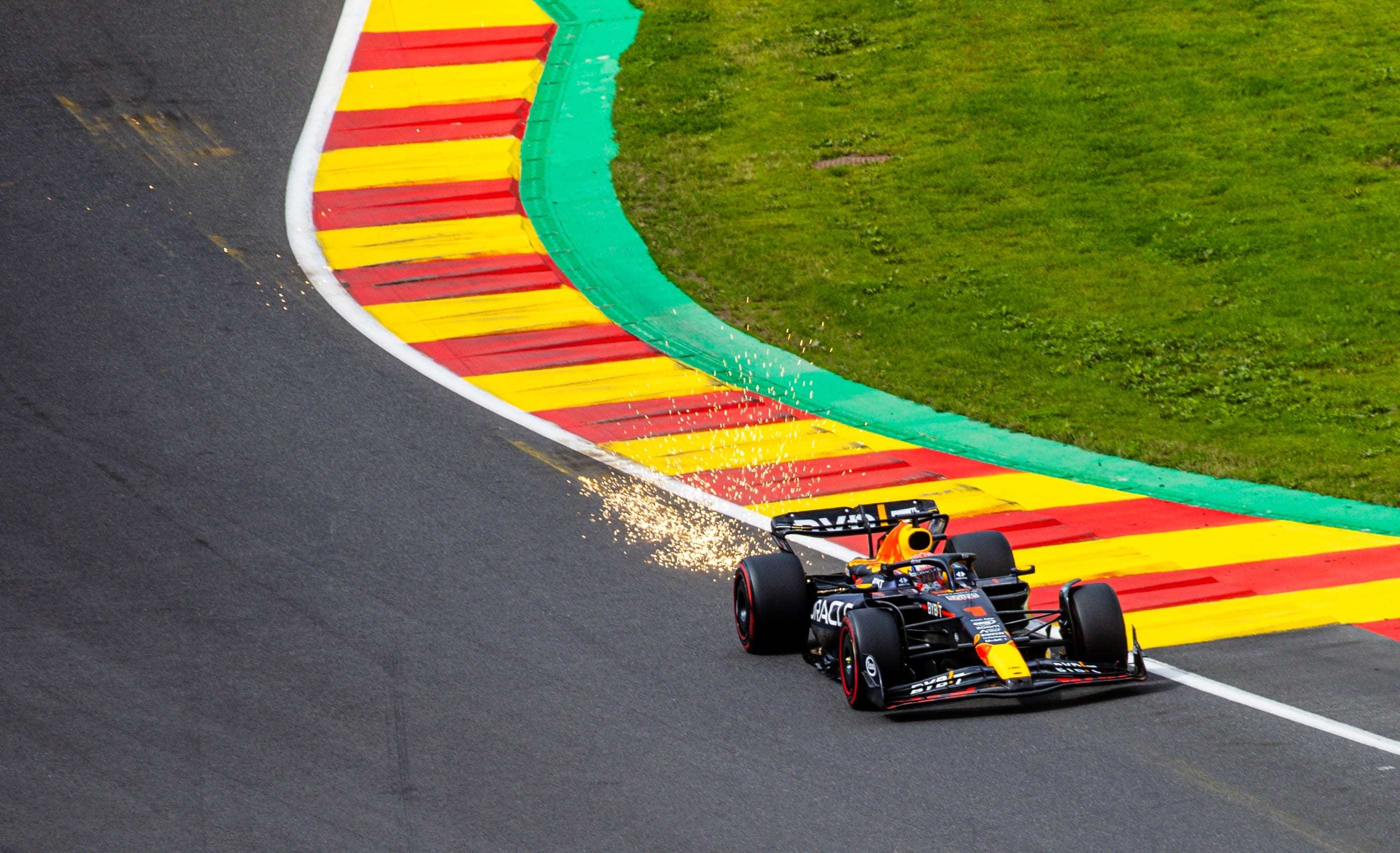 Onverslaanbare Verstappen ook superieur op Spa: achtste overwinning op rij