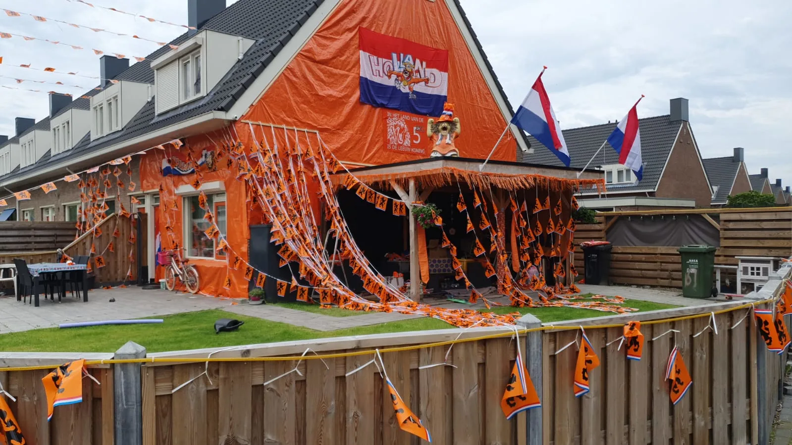 Vandalen vernielen Oranjehuis van Hendrik: 'Het had zomaar in brand kunnen staan'