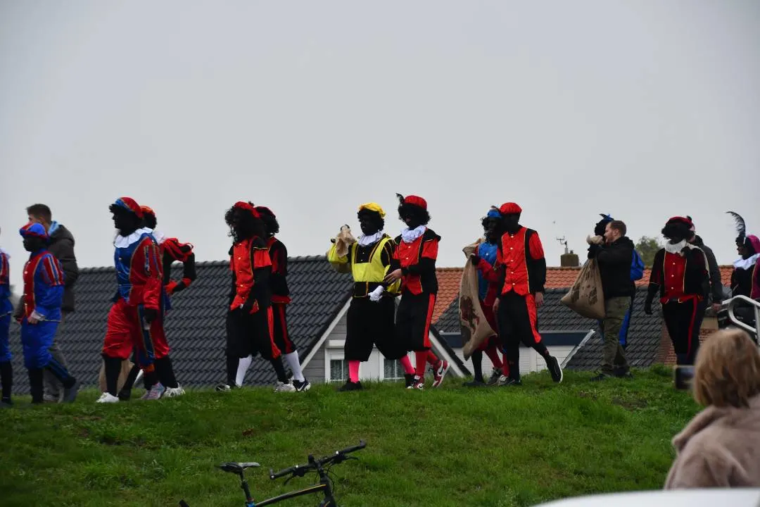 Toch sinterklaasintocht in Zeeuwse Yerseke, mét zwarte pieten