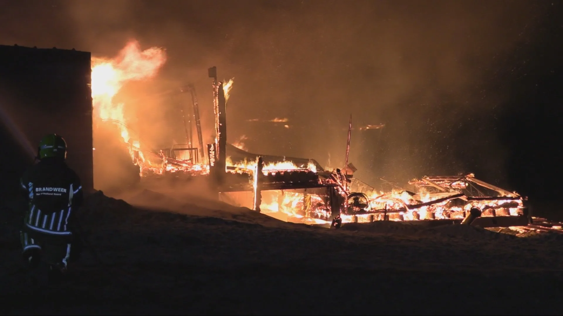 Eigenaar Koen (31) emotioneel na brand Beachclub Texel: 'Dit is mijn levenswerk'