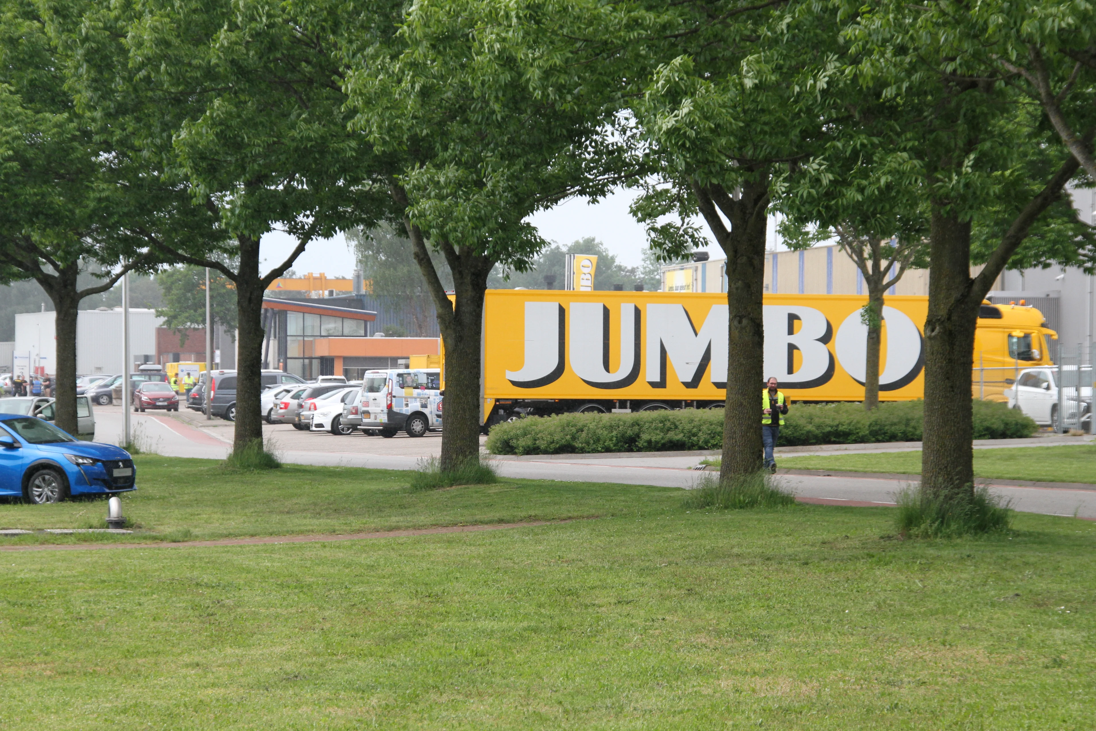 Distributiecentrum Jumbo in Raalte ontruimd na vondst verdacht pakketje