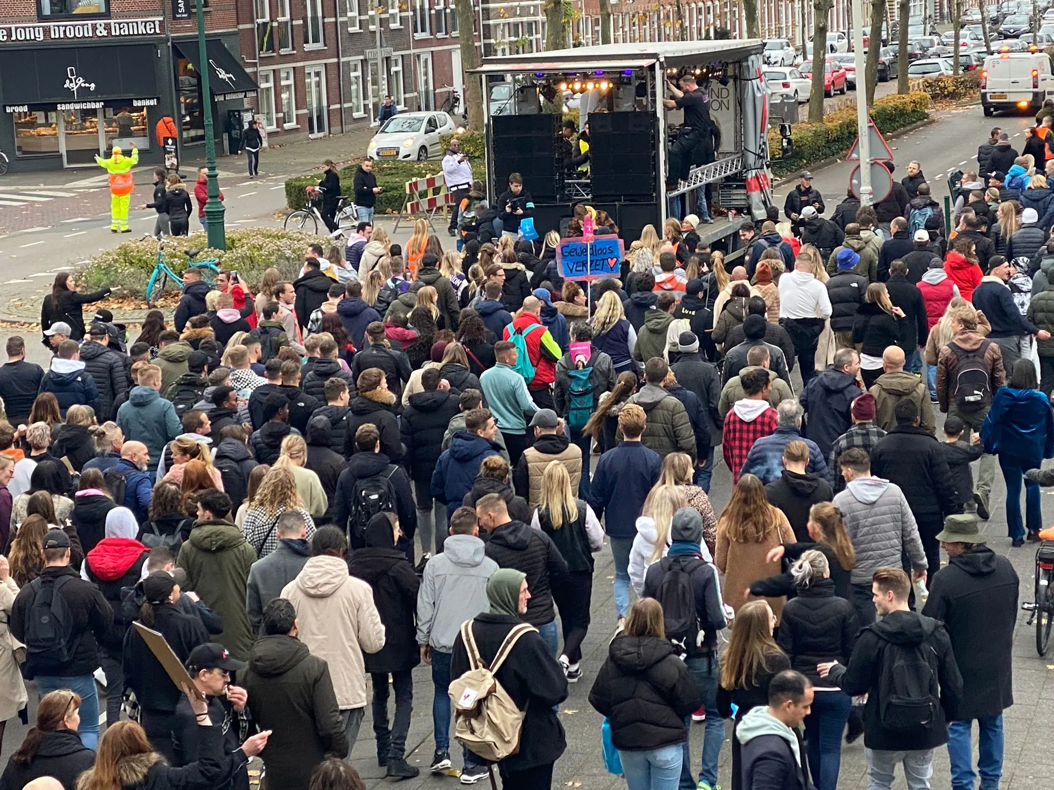 Feestelijke sfeer bij muziekprotest in Breda tegen de coronamaatregelen