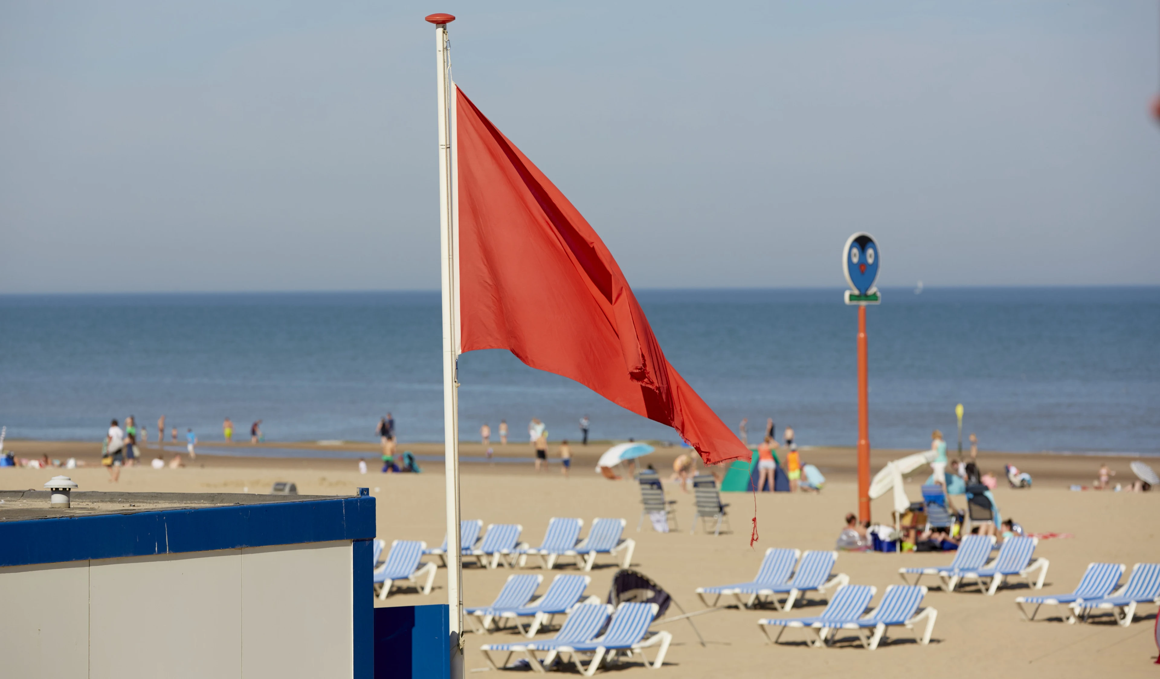 Rode vlag gehesen bij Zuiderstrand in Den Haag: ga niet de zee in