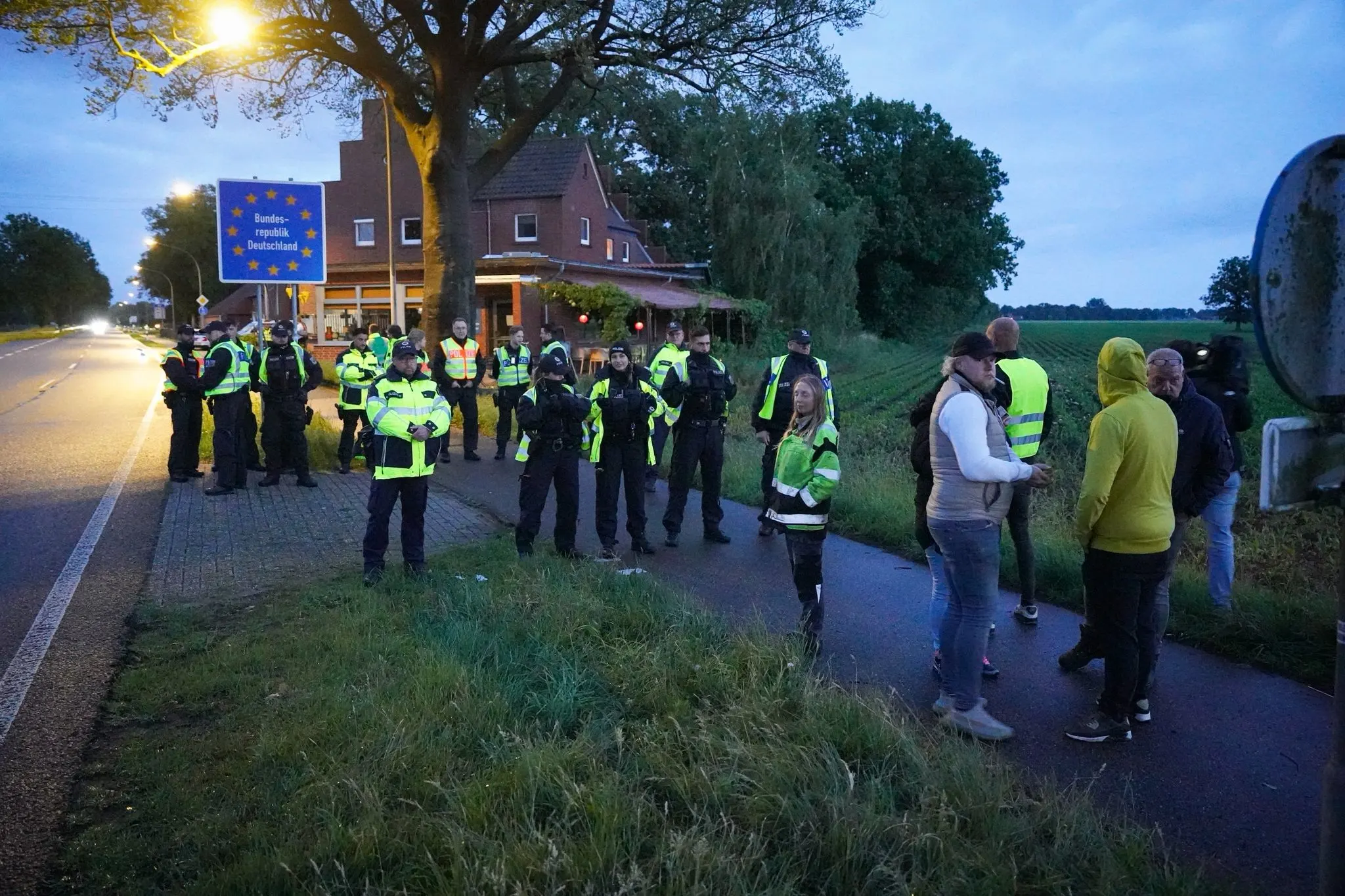 Tientallen burgers in Ter Apel opnieuw op pad om asielzoekers tegen te houden