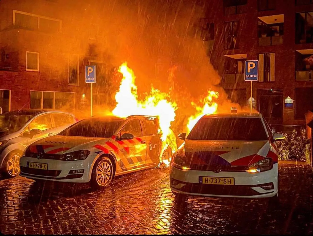 Politieauto's in vlammen op in Gemert: 'In wat voor wereld leven we?'