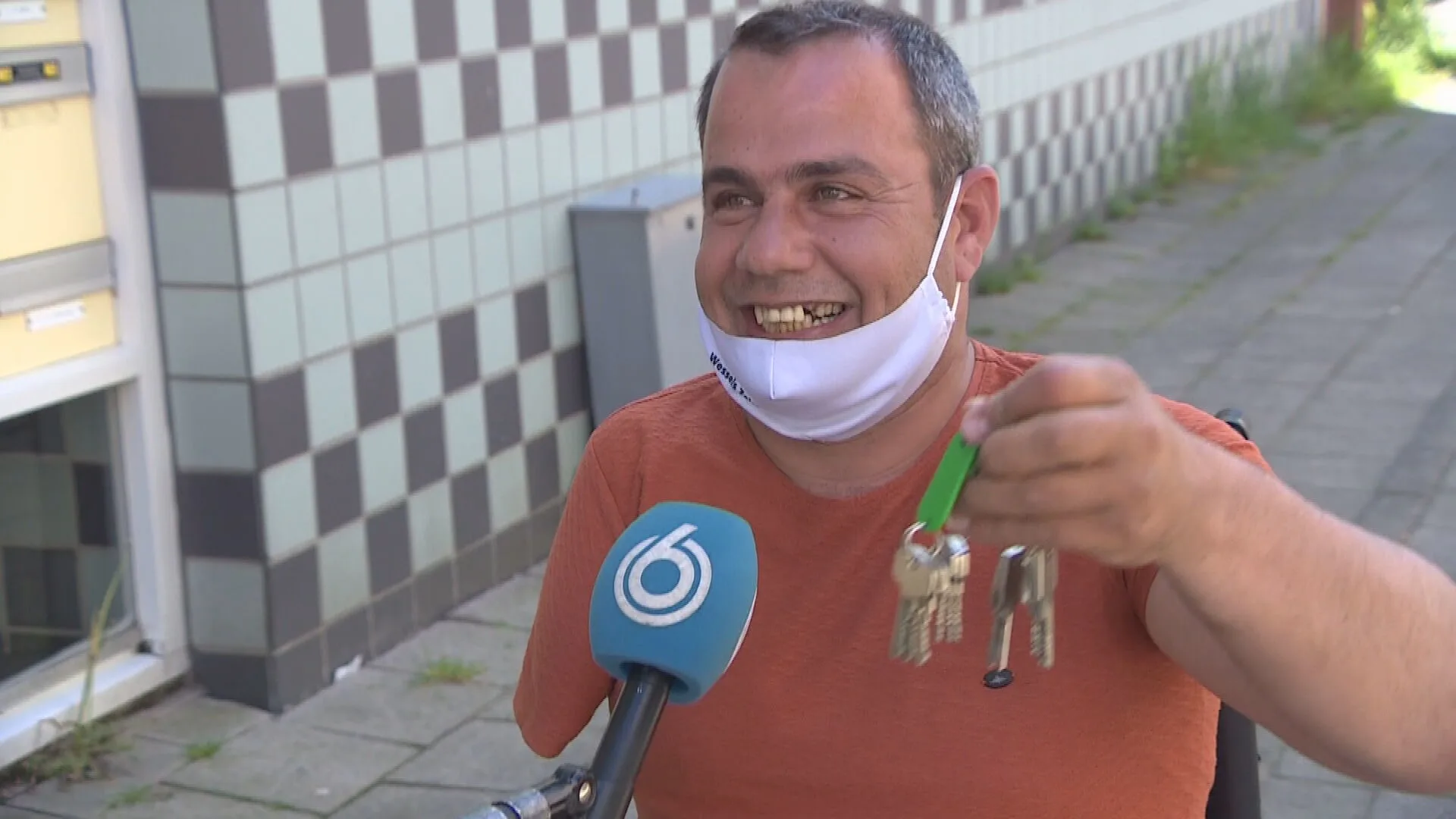 Haagse Sabri (42) zonder arm en benen krijgt sleutels van aangepast huis: 'Eindelijk!'