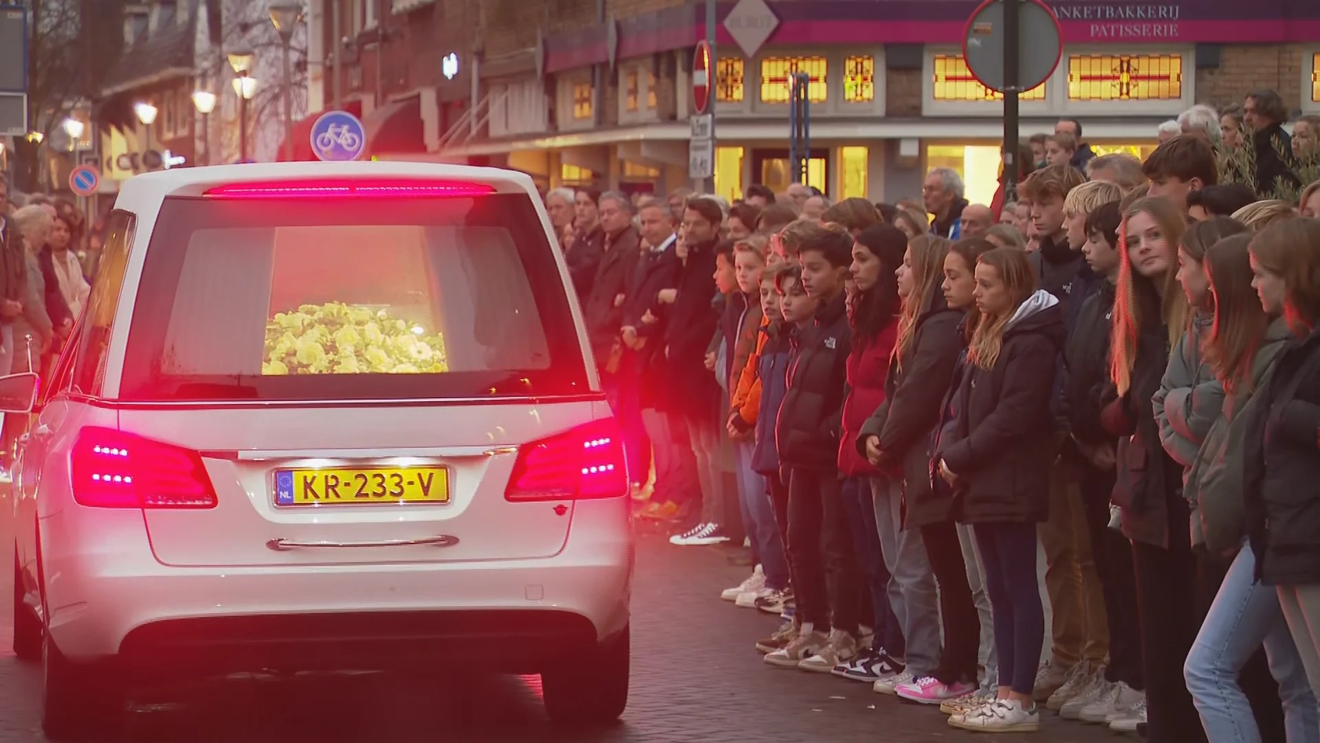 Hilversum neemt afscheid van door spookrijder omgekomen zusjes Livia en Cécile