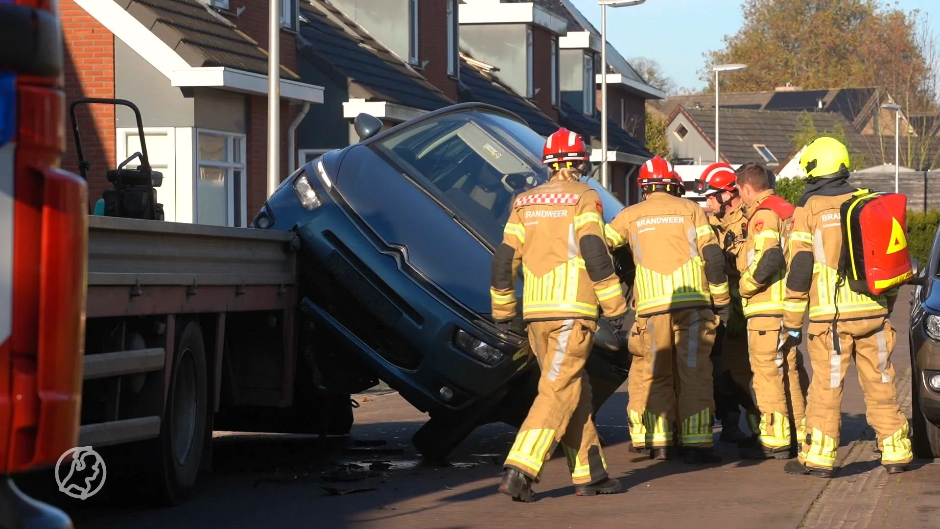 Vrouw rijdt auto vast op oplegger, vermoedelijk door ochtendzon