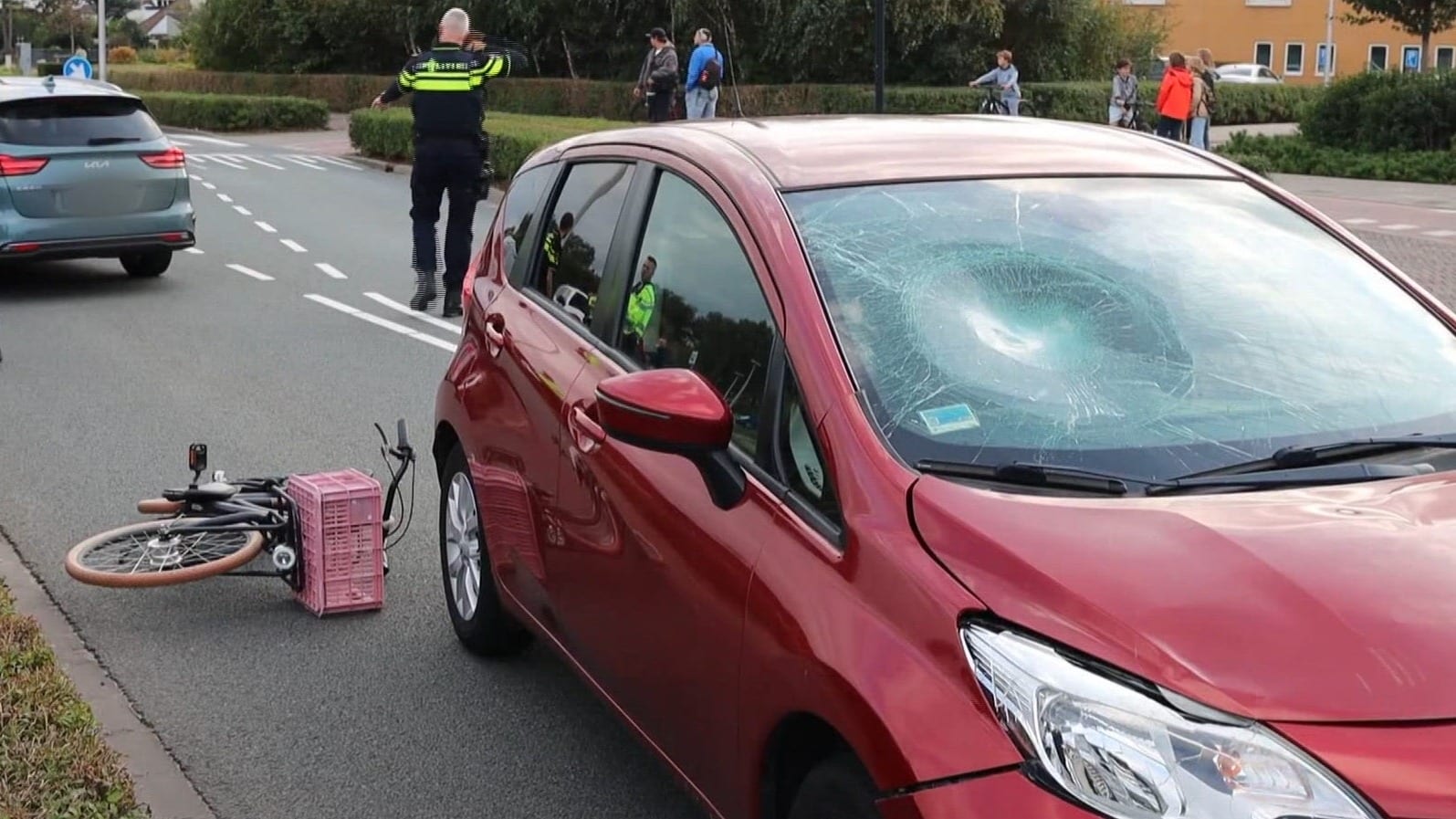Kind op fiets geschept door auto, met spoed naar het ziekenhuis