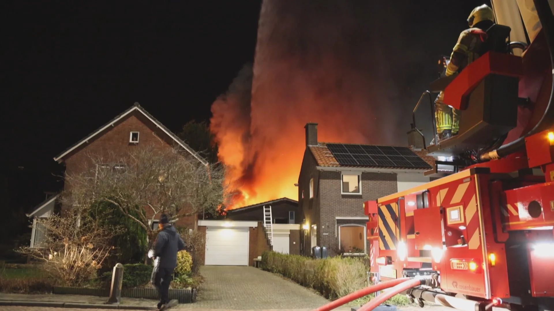 Zeventien oldtimers en boot verwoest door grote brand in loods Franeker