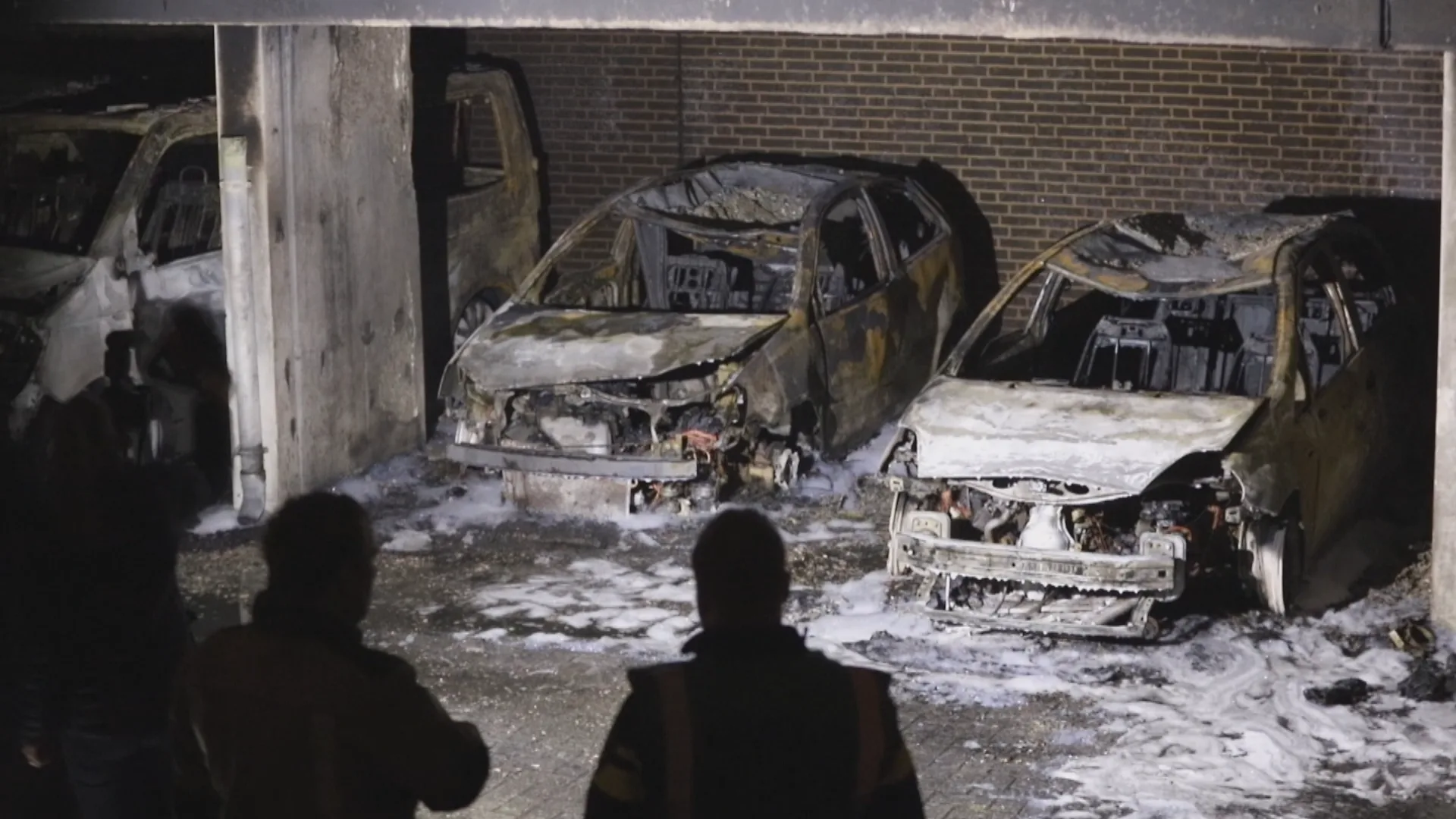 Politie vermoedt brandstichting bij flatcomplex in Den Haag, bewoners verdenken groep jongeren