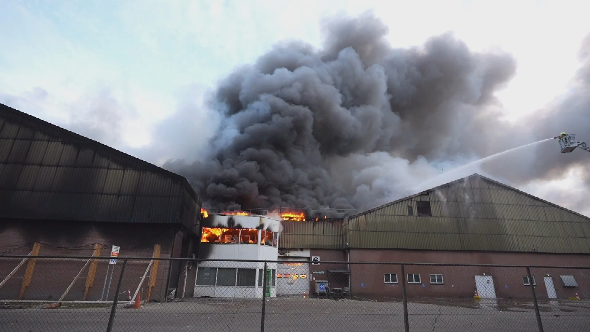 Grote brand bij afvalverwerker in Deurne: NL-Alert verstuurd om dikke rook