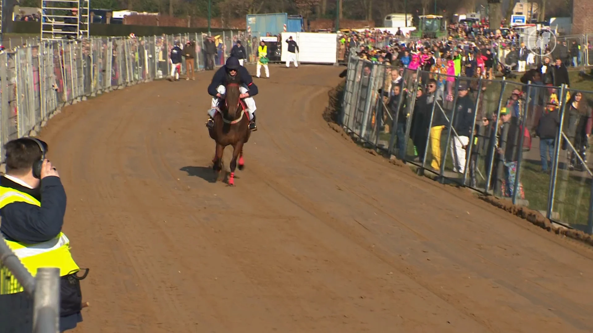 Piet maakt 34 jaar na val als oudste ooit comeback in Metworstrennen