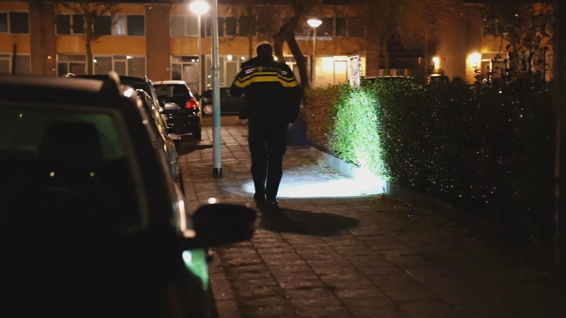 Gewapende overvallers wekken en bedreigen ouder echtpaar bij woningoverval