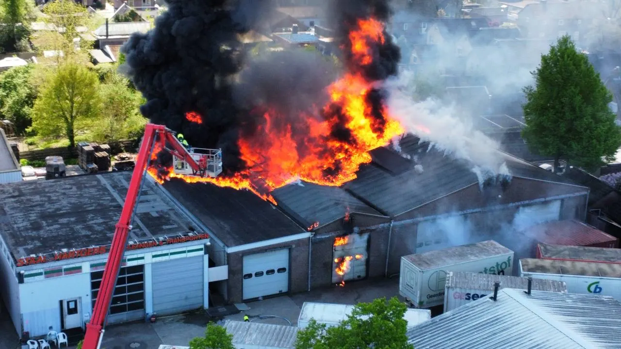 Zeer grote brand in verhuisbedrijf in woonwijk Apeldoorn