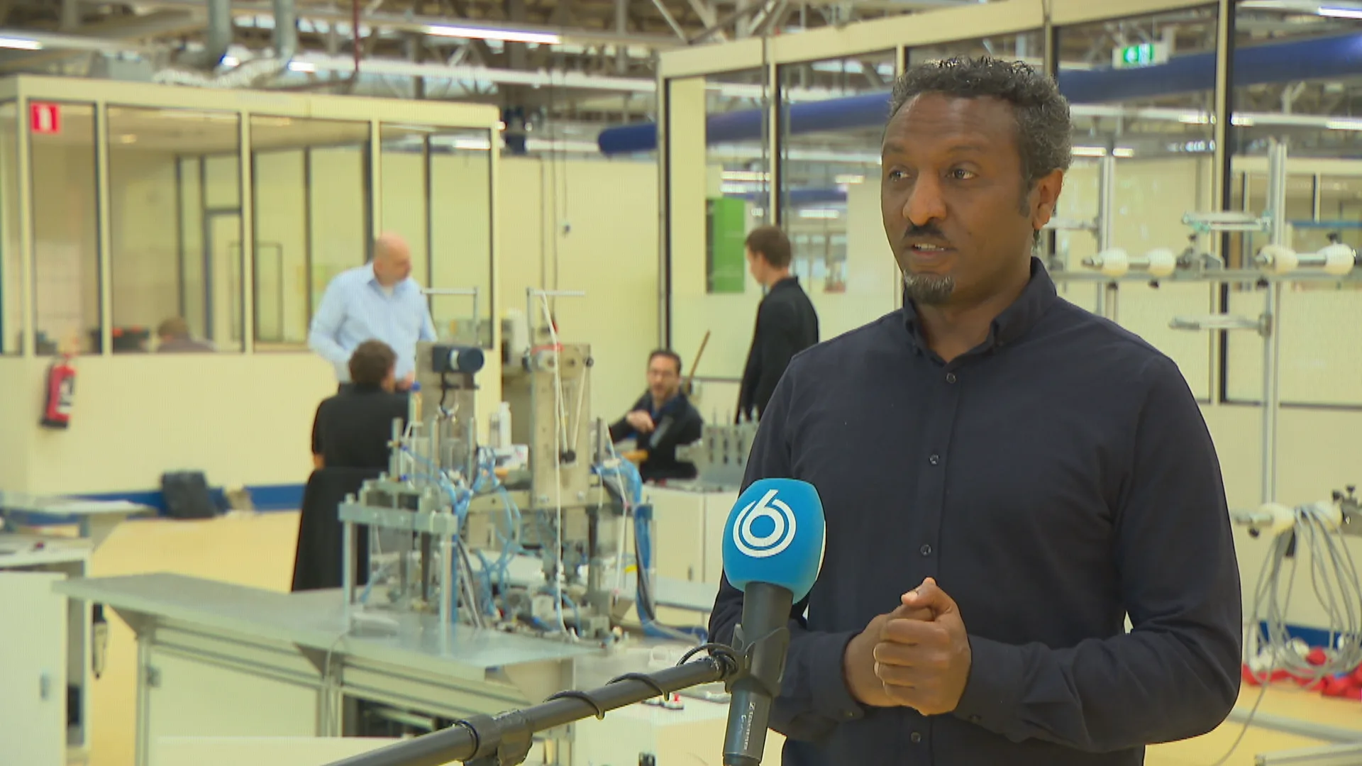 Vluchtelingen maken mondmaskers met Chinese machines