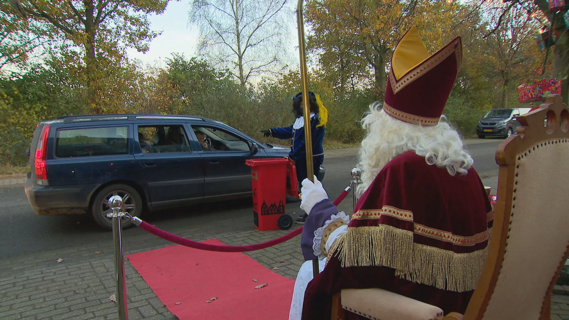 In de file voor Sinterklaas: Vorden onthaalt goedheiligman met drive-intocht