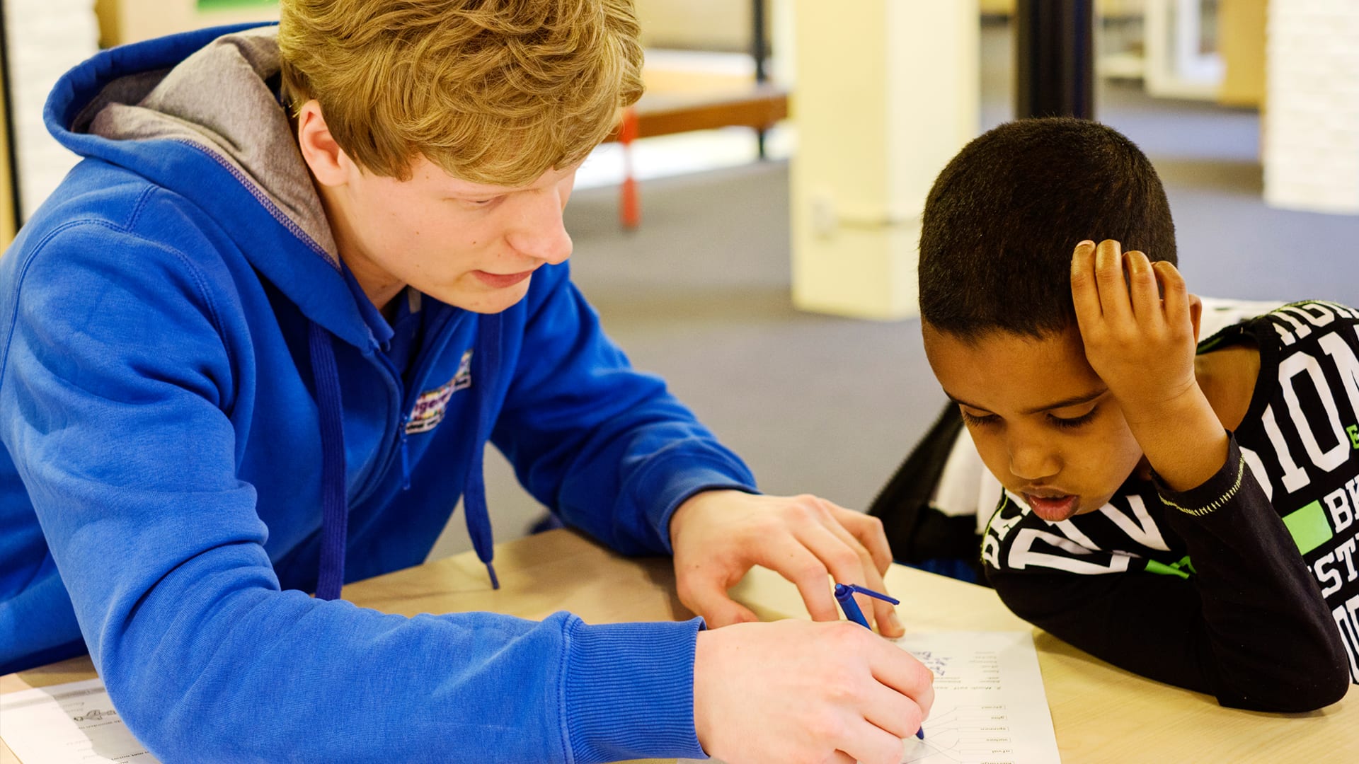 Studenten helpen scholieren bij het inlopen van hun achterstand door het coronavirus