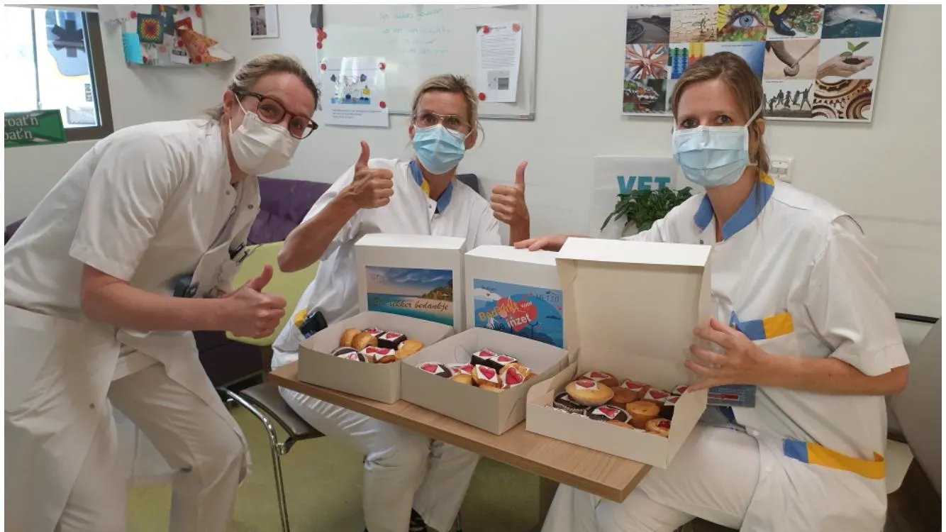 Ian (14) bedankt zorgpersoneel met duizenden zelfbaksels: 'Ik heb gezien hoe hard ze werken'