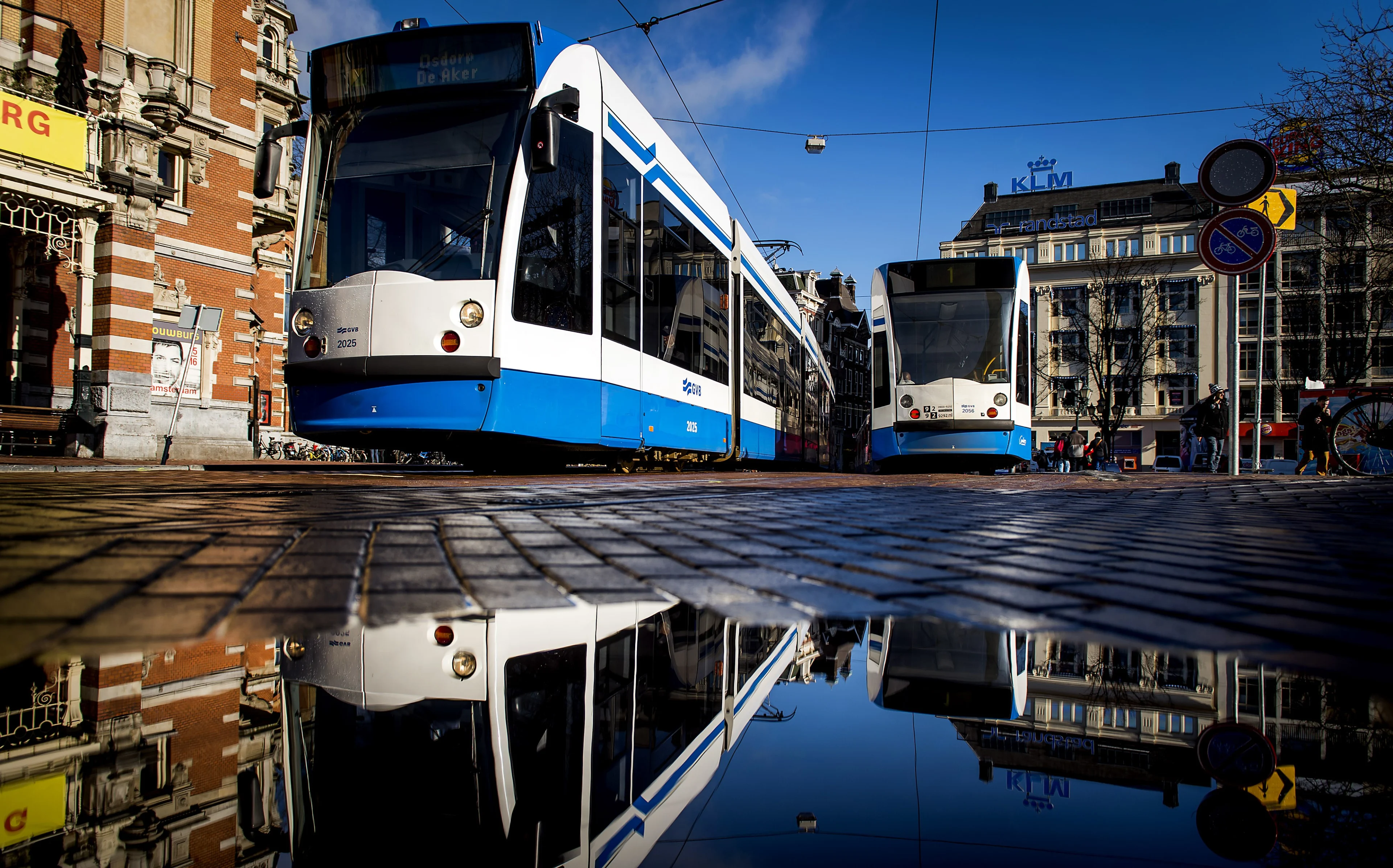 Man gooit 82-jarige vrouw twee keer tegen de grond in tram Amsterdam