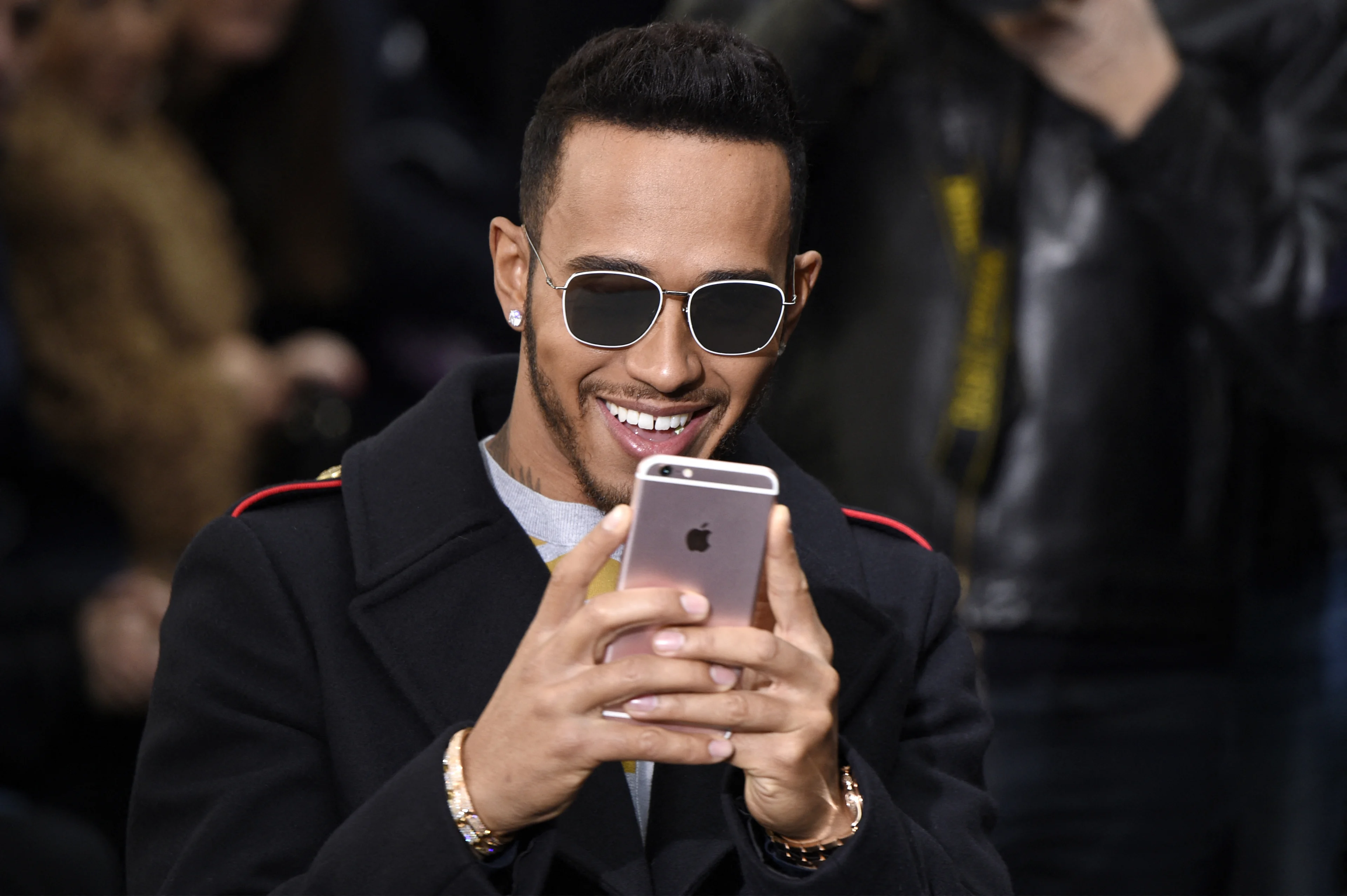 Radiostilte rond Lewis Hamilton houdt aan: hij volgt niemand meer op Instagram