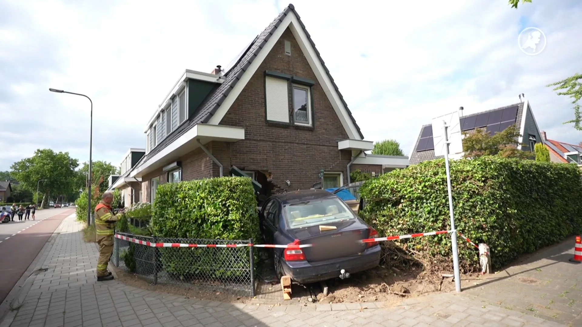Bestuurder ziekenhuis in na crash tegen huis in Dieren