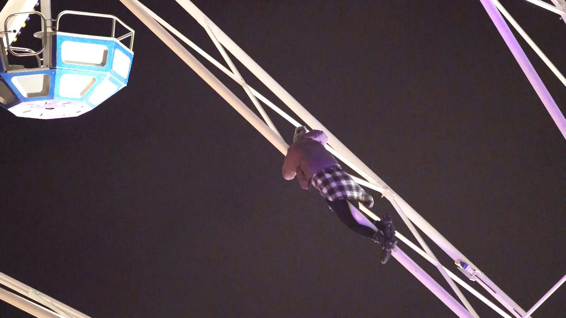 Vrouw klimt meters omhoog in reuzenrad op Amsterdams Winterparadijs 