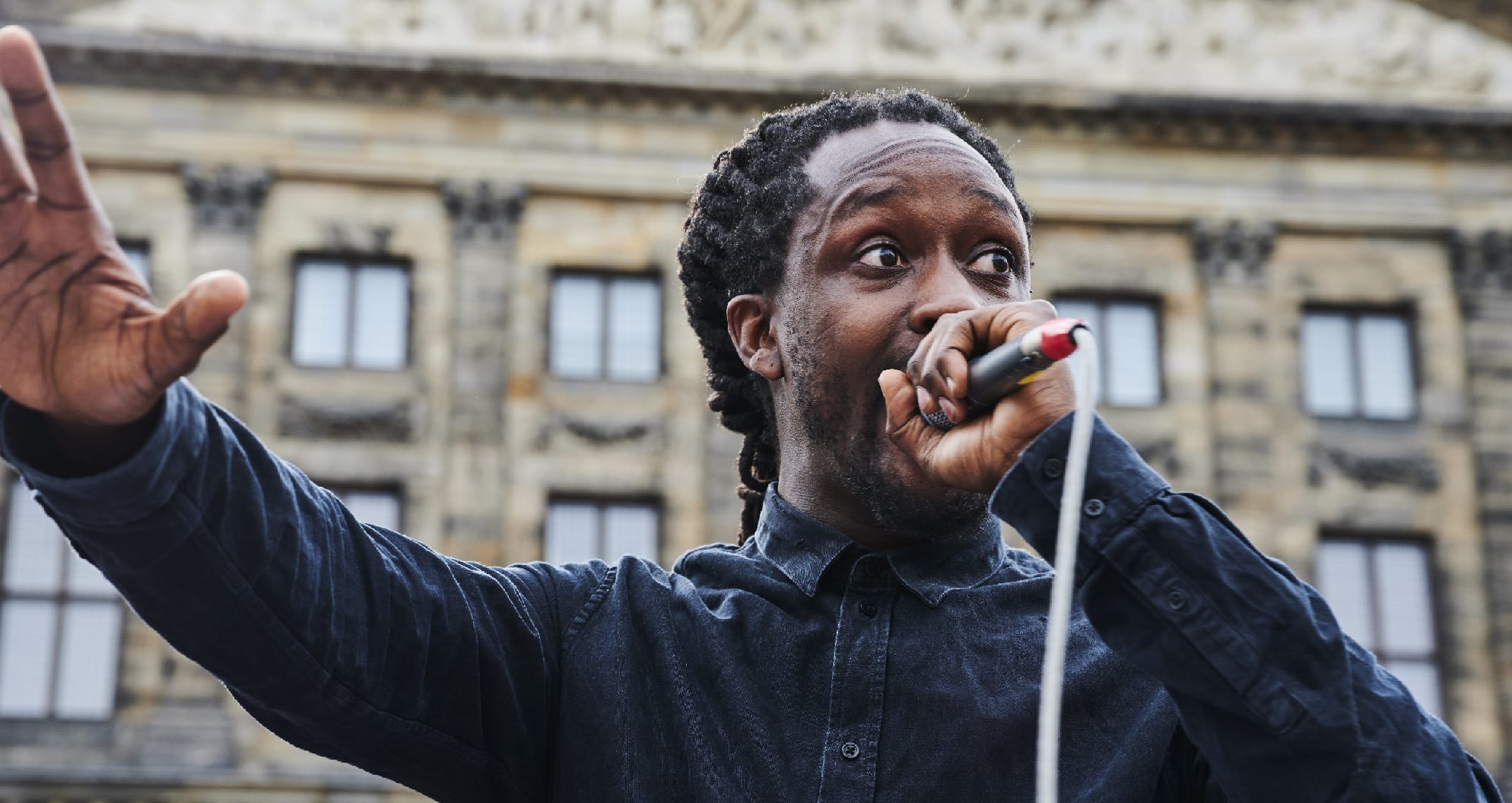 Akwasi wil aangifte doen na Zwarte Piet uitspraak op de Dam