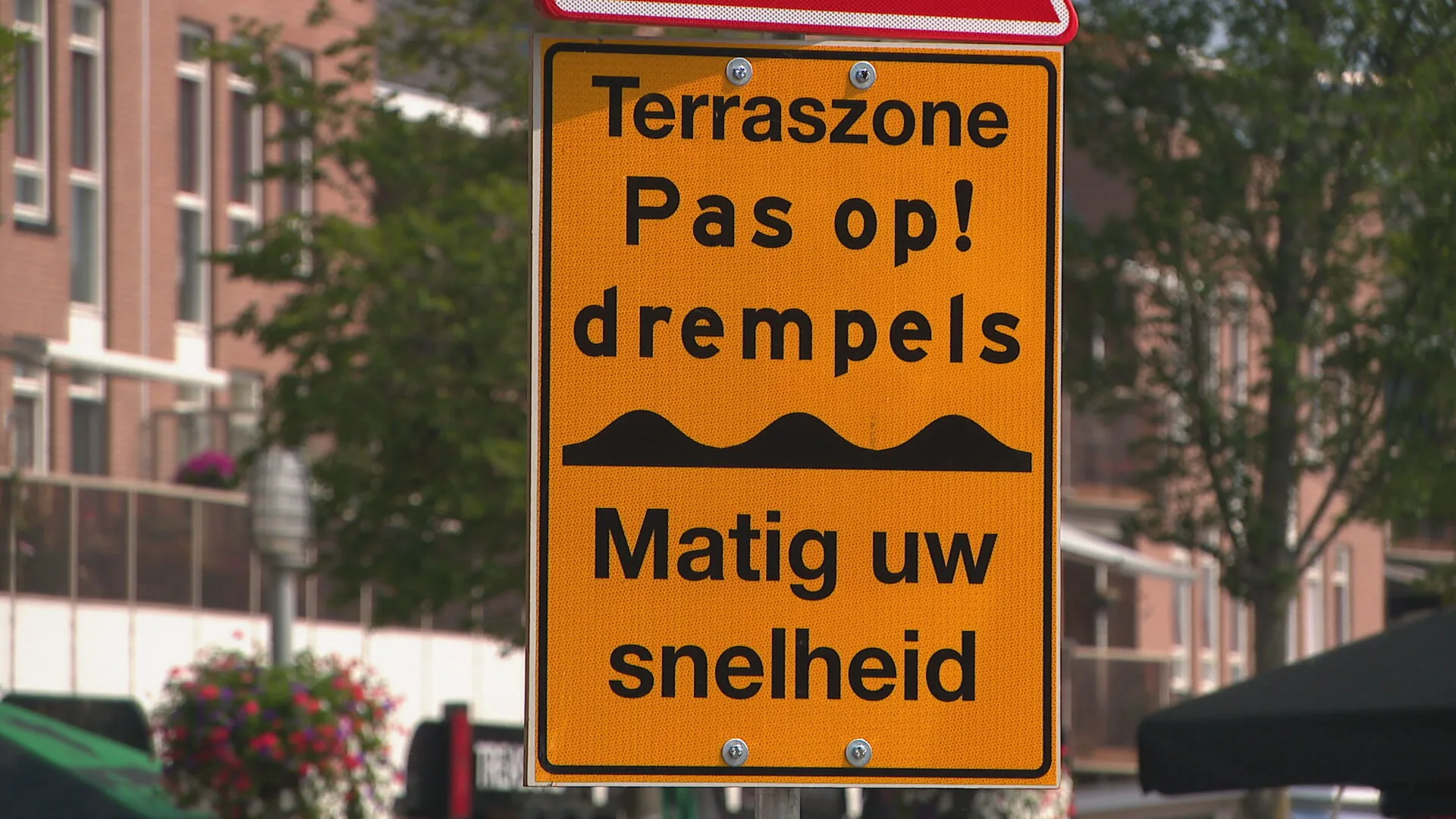 Wielrenners vliegen over terras door 'gevaarlijke' nieuwe verkeersdrempels in Almere Haven