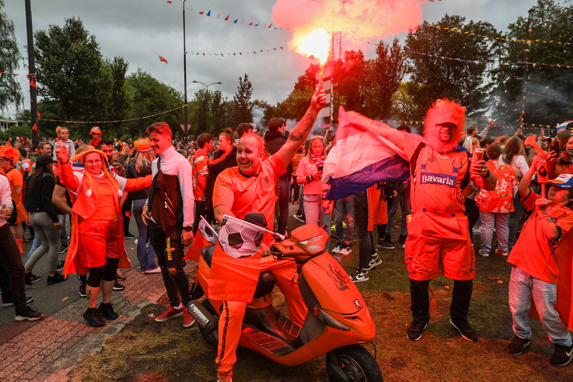 Weer vijf gebiedsverboden na feest op Oranjerotonde Apeldoorn