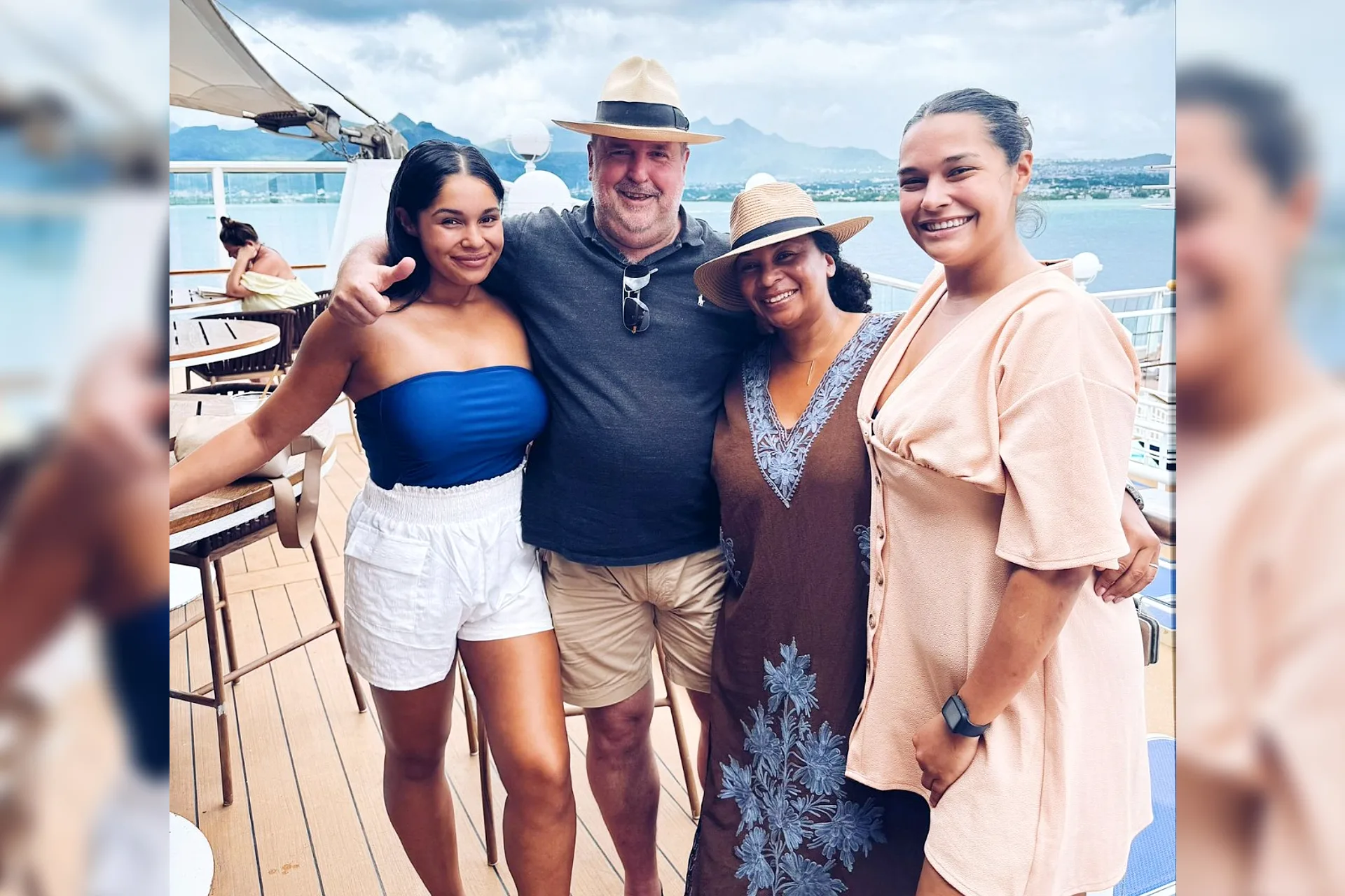 Eerste passagiers van cruiseschip bij Mauritius, ook Nederlands gezin zet voet aan wal