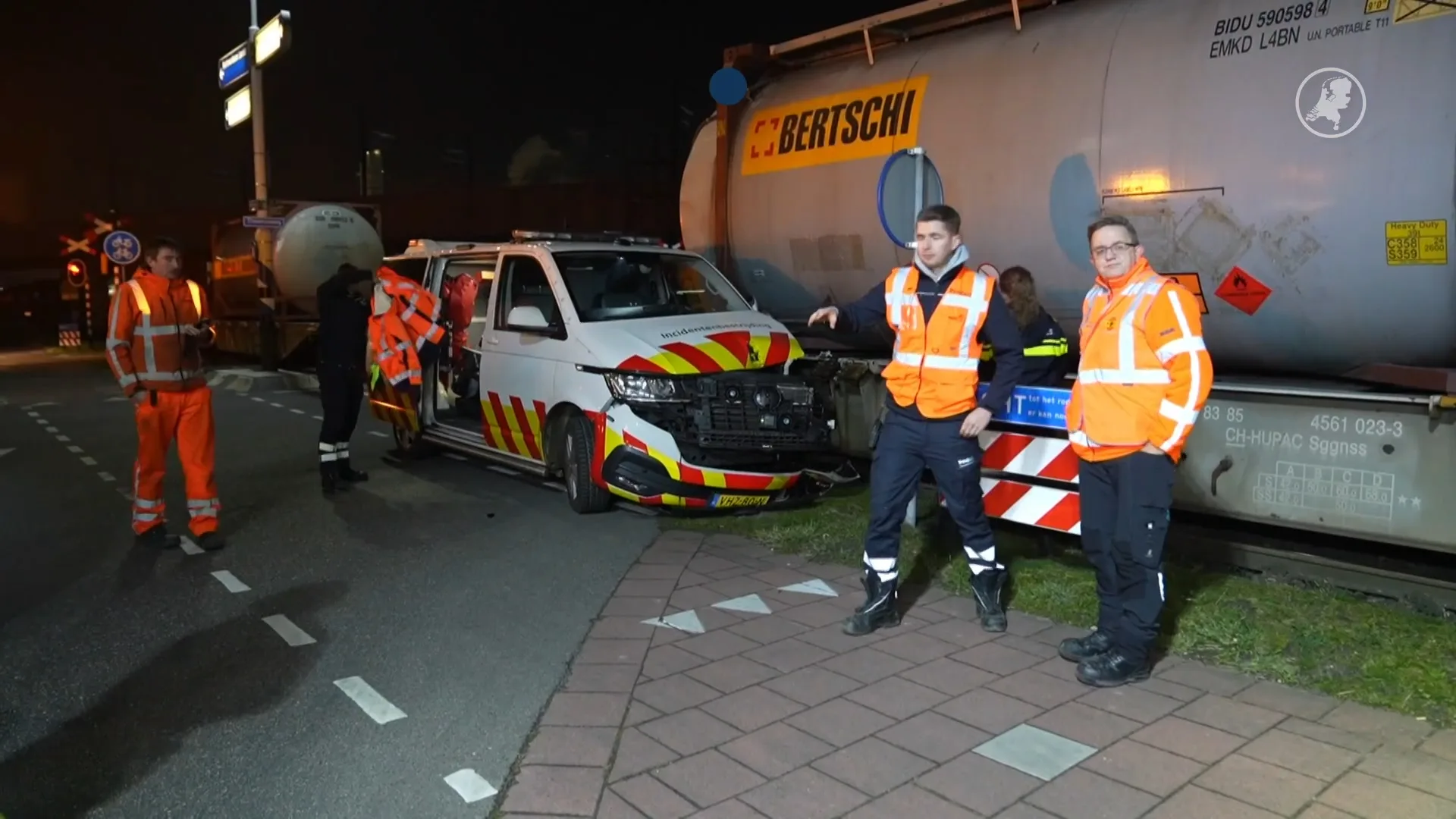 Goederentrein knalt op busje in haven van Rotterdam