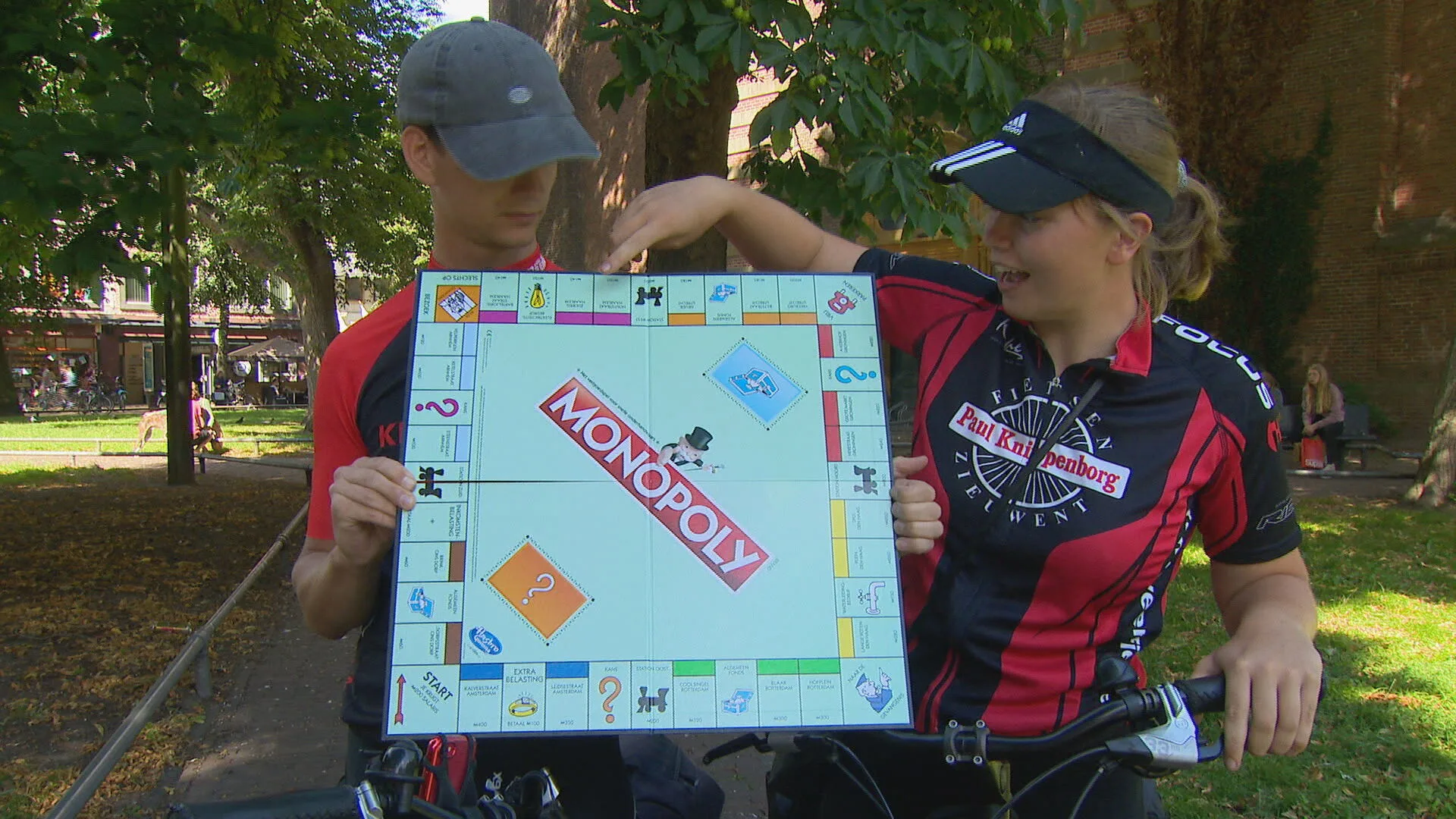 Corné en Iris fietsen in twaalf dagen monopolyspel door: 'Vanavond slapen we in de gevangenis'