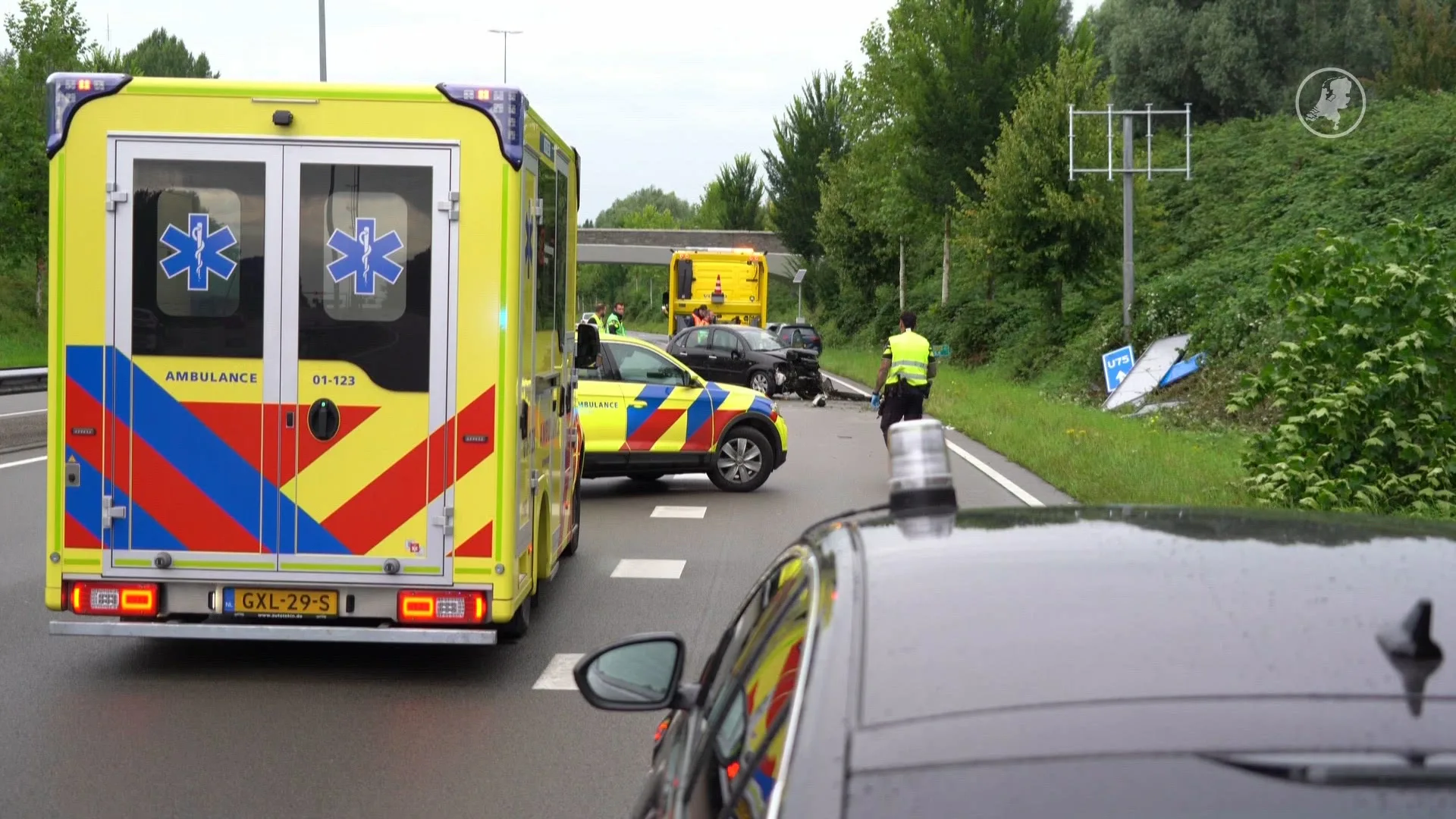 Heftig ongeluk op N46: auto eindigt tegen verkeerspaal
