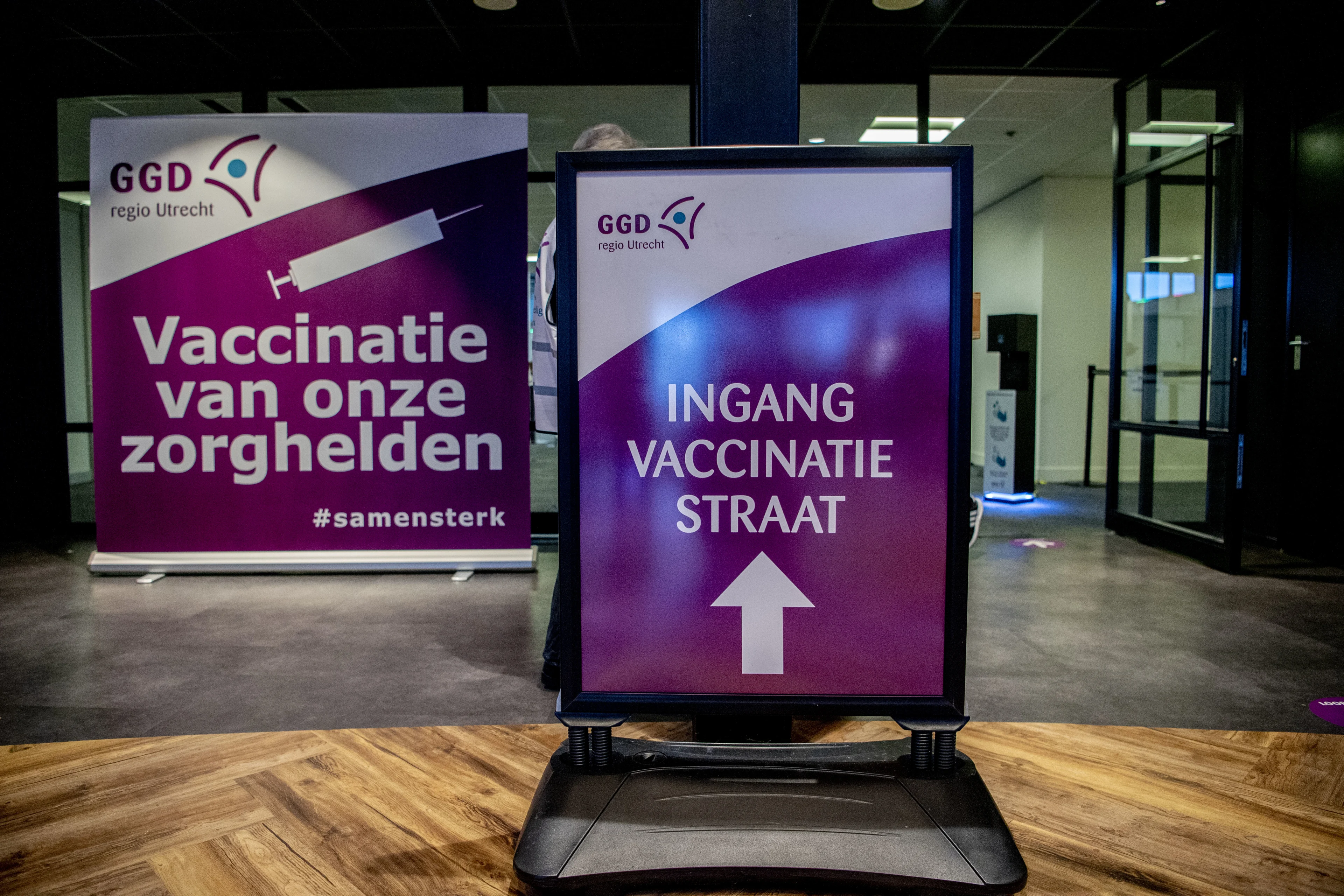 Zorgmedewerkers willen geen vaccinatieplicht zoals in België: 'Gaat veel te ver'