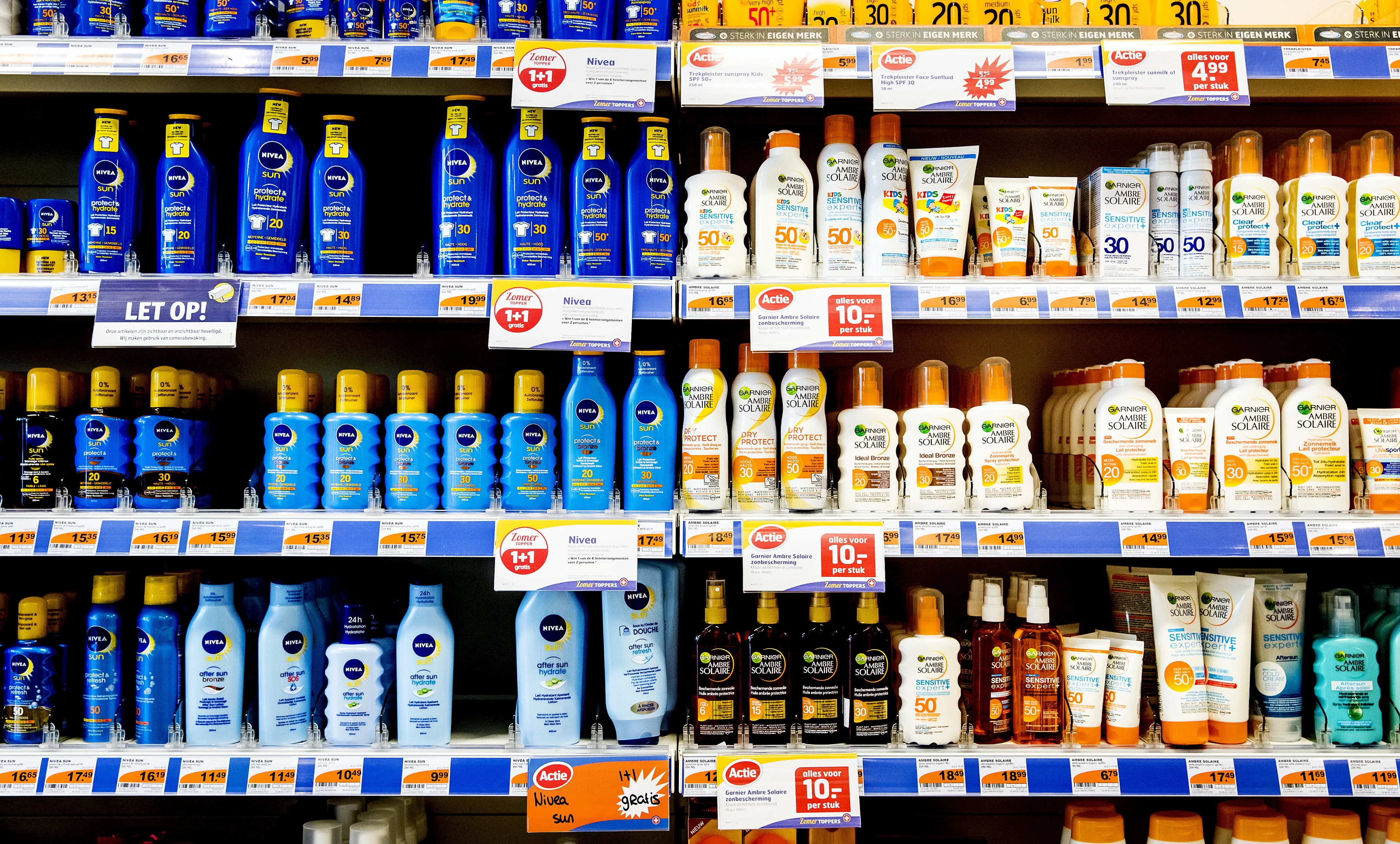 Torenhoge prijzen voor zonnebrand: dit is waarom en zo ben je tóch voordelig uit