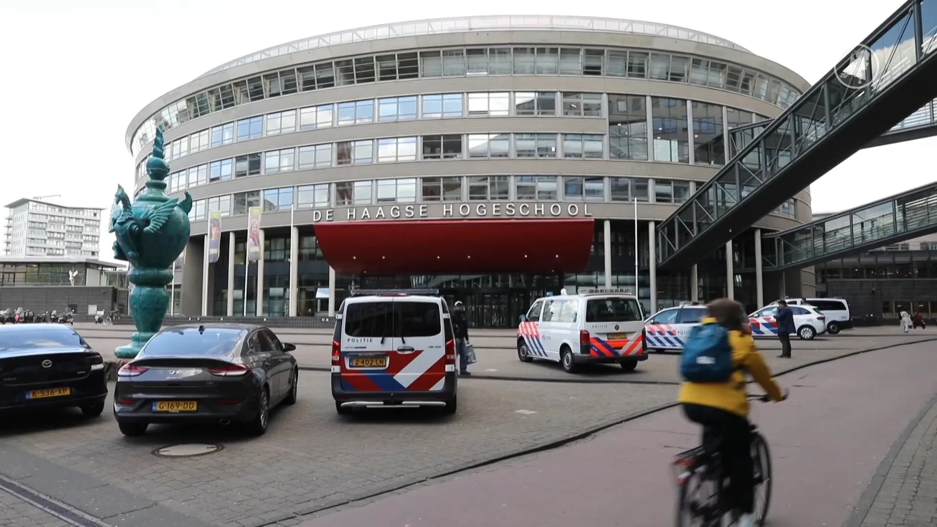 Man met 'samoeraizwaard' stormt Haagse Hogeschool binnen