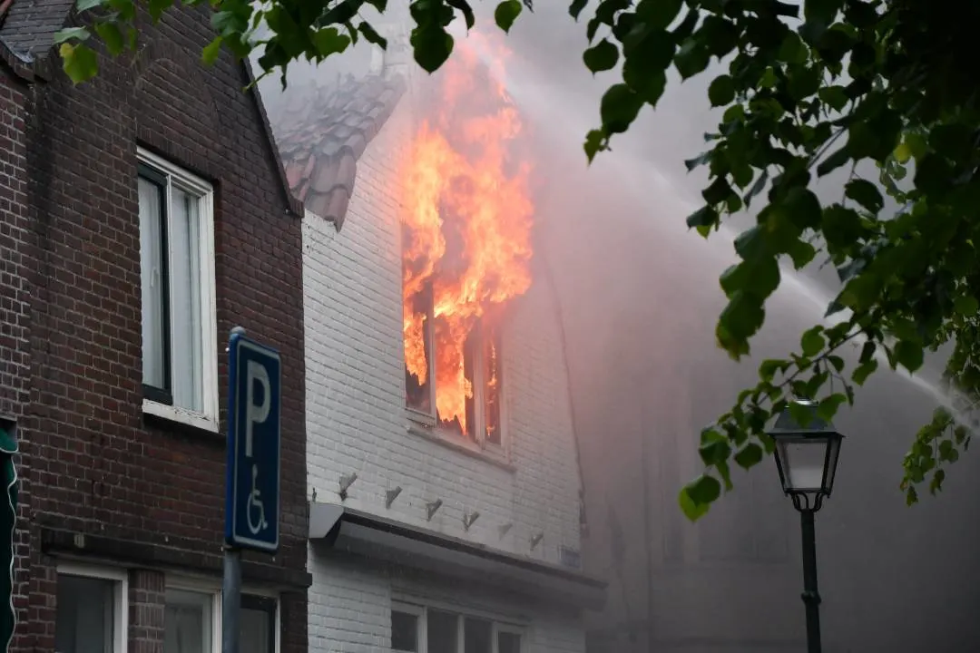 Dorp onder de rook door uitslaande woningbrand in Zeeland