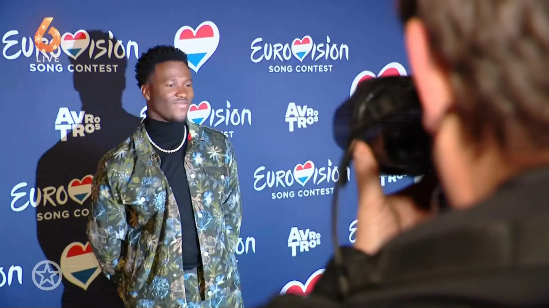 Pridevlaggen verboden bij Songfestival: artiesten mogen alleen met nationale vlaggen zwaaien