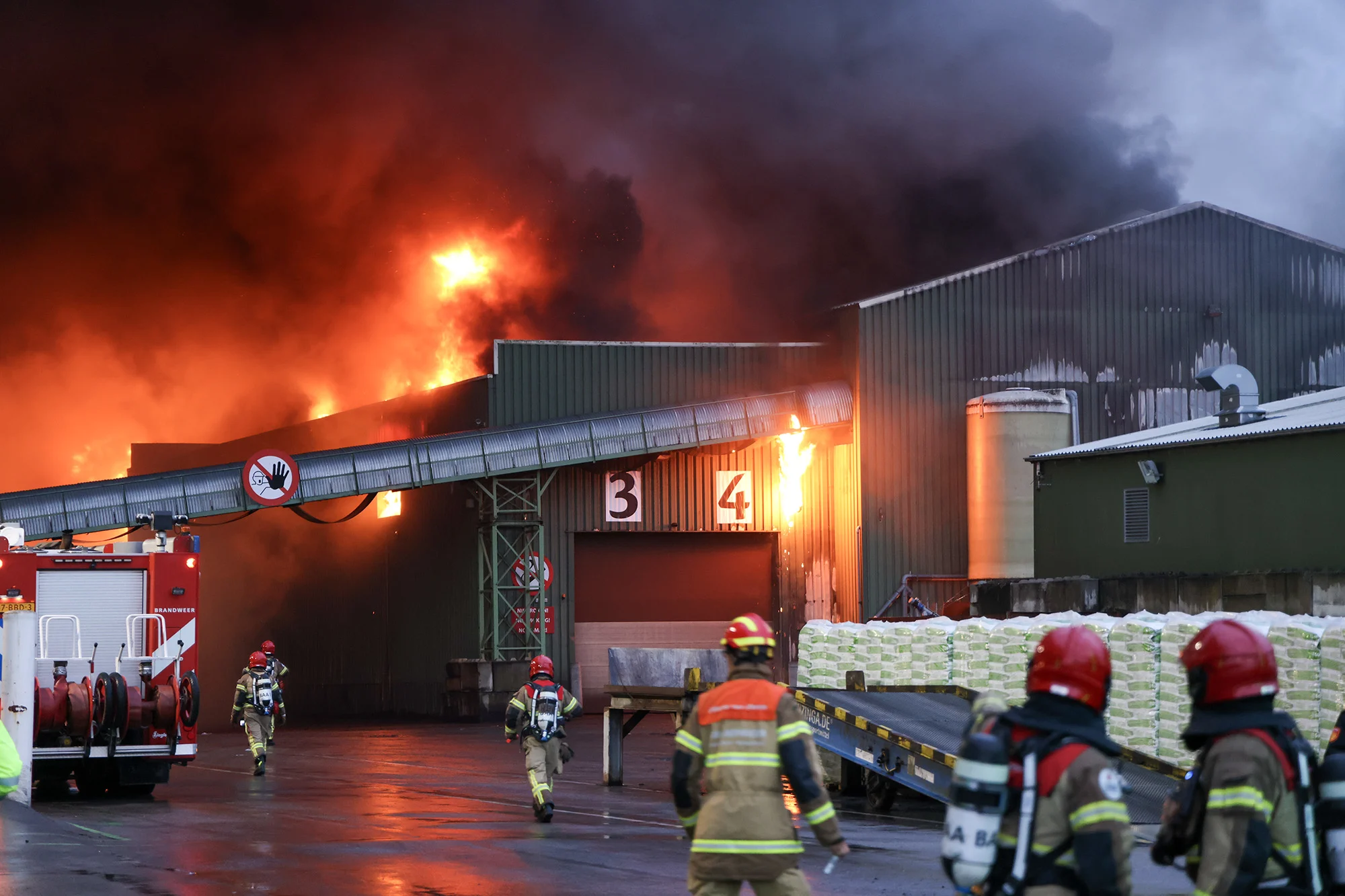 Grote brand in loods met potgrond in Amsterdam, 'brandbestrijding ingewikkeld'