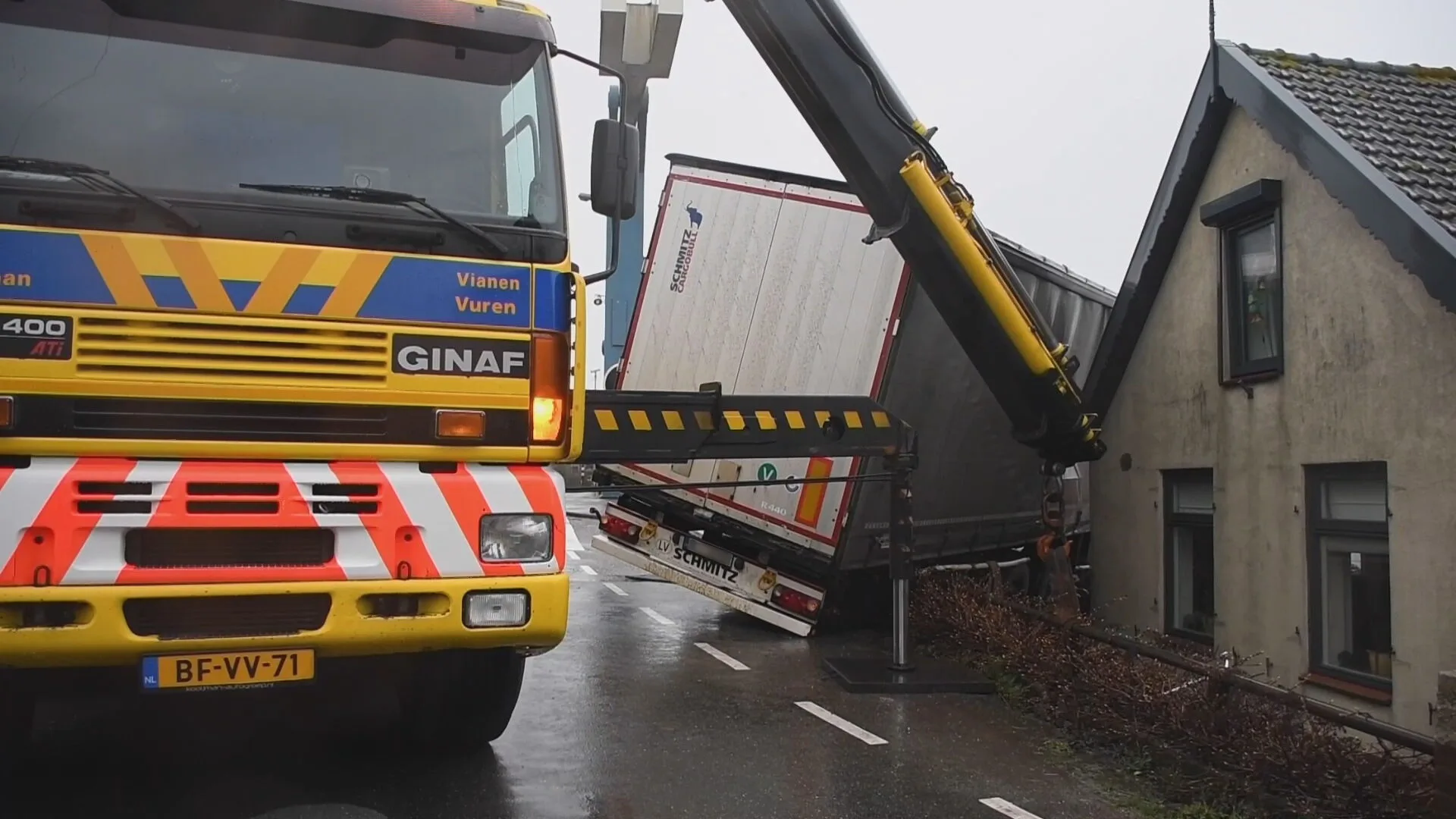Vrachtwagenchauffeur gaat te kort door de bocht en knalt tegen woning