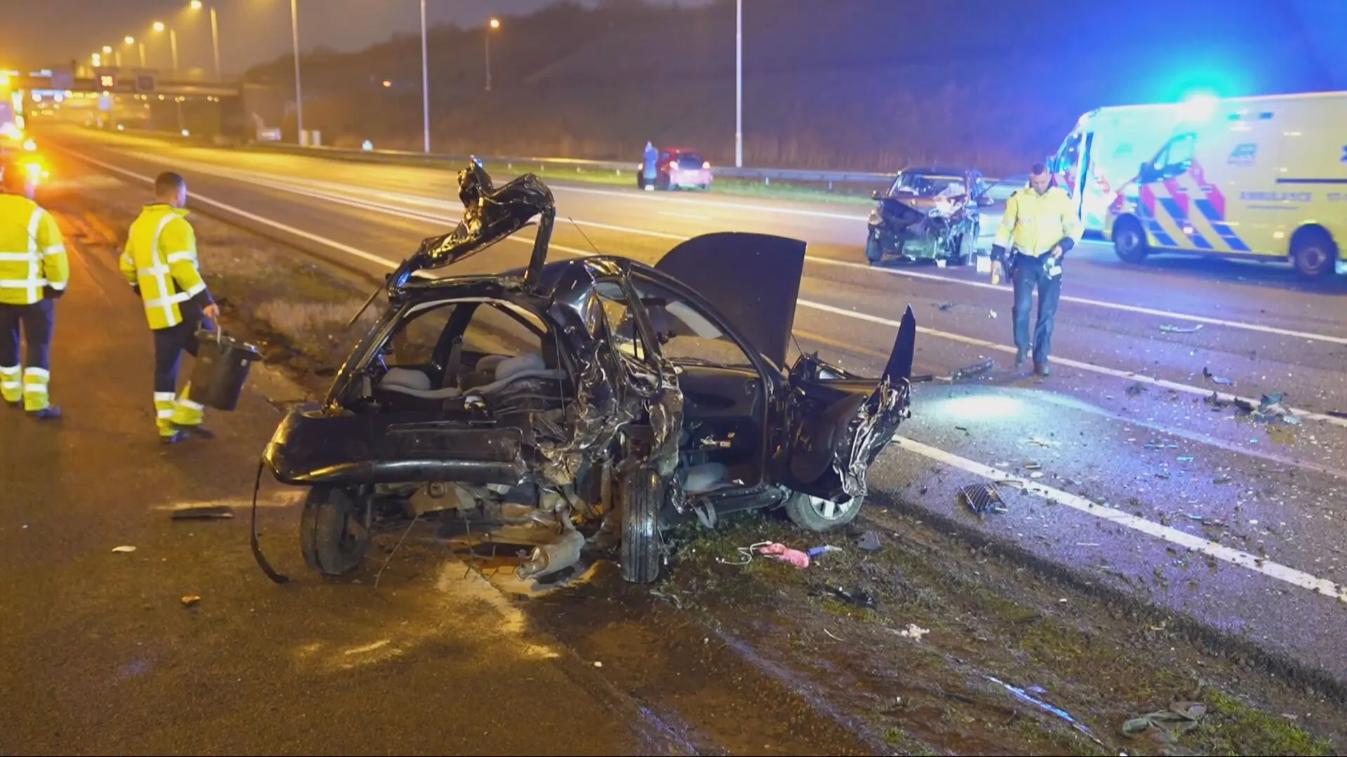 Drie zwaargewonden bij ongeluk op A15, snelweg nog uren afgesloten