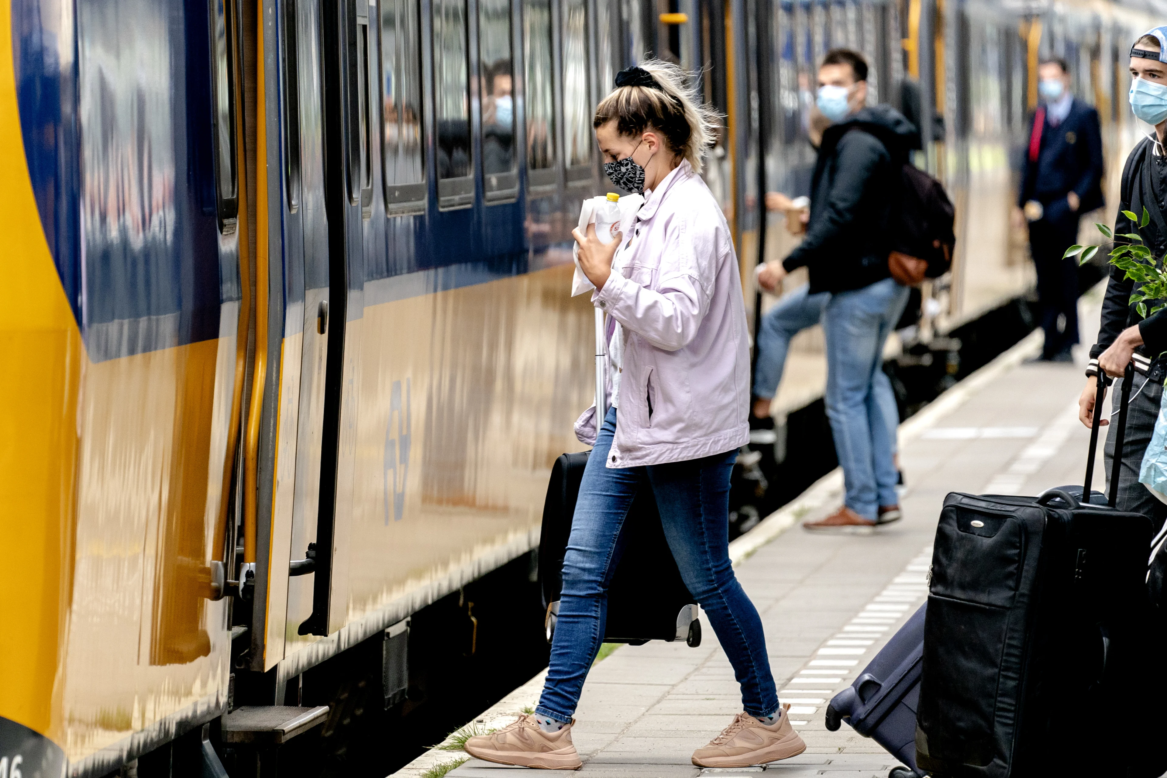 Scholen passen aanvang lestijden aan zodat studenten veilig met OV kunnen reizen